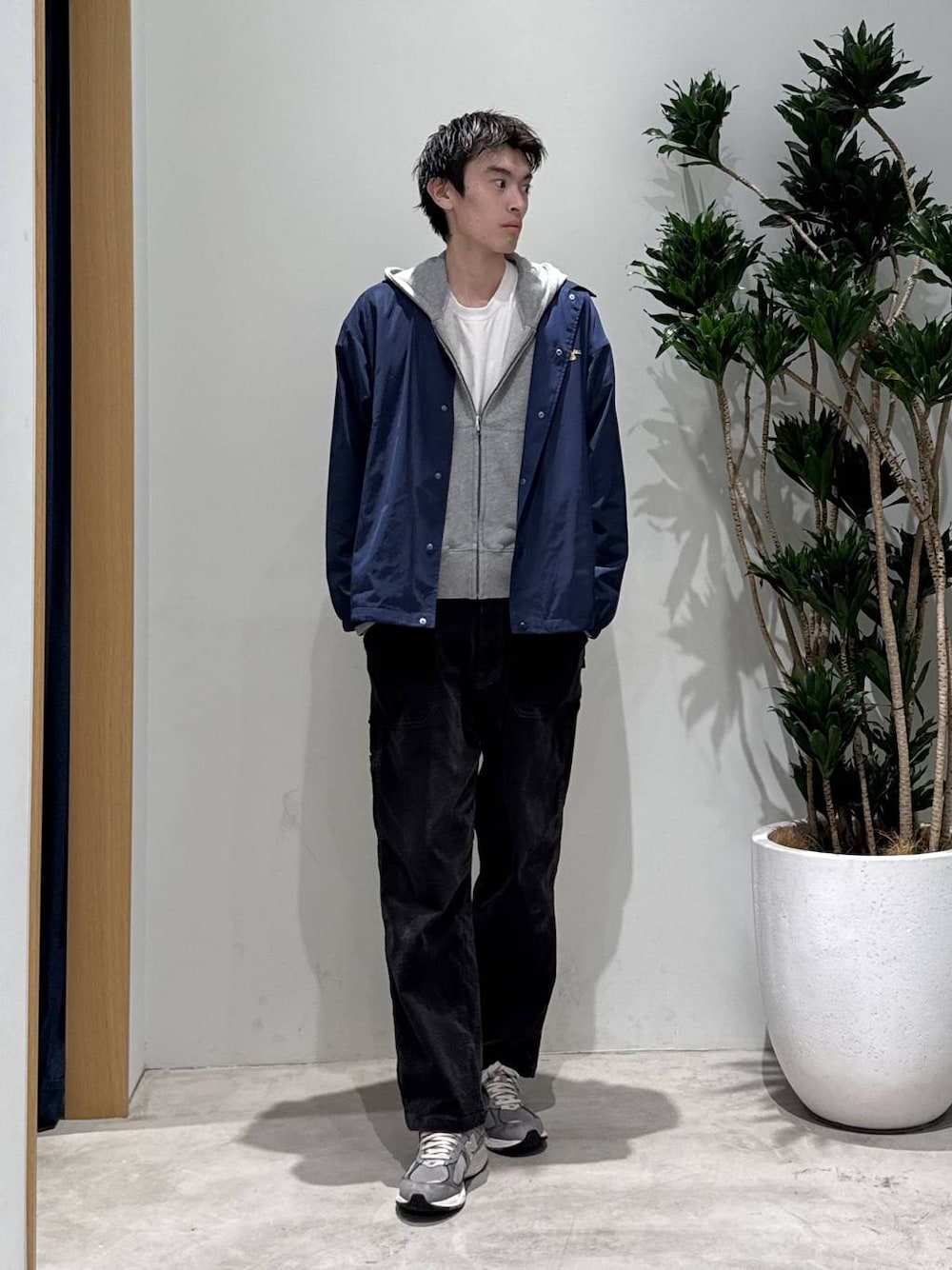 グレー系のスウェット、グレー系のその他パンツを着用したメンズの秋コーディネートの1枚目の写真
