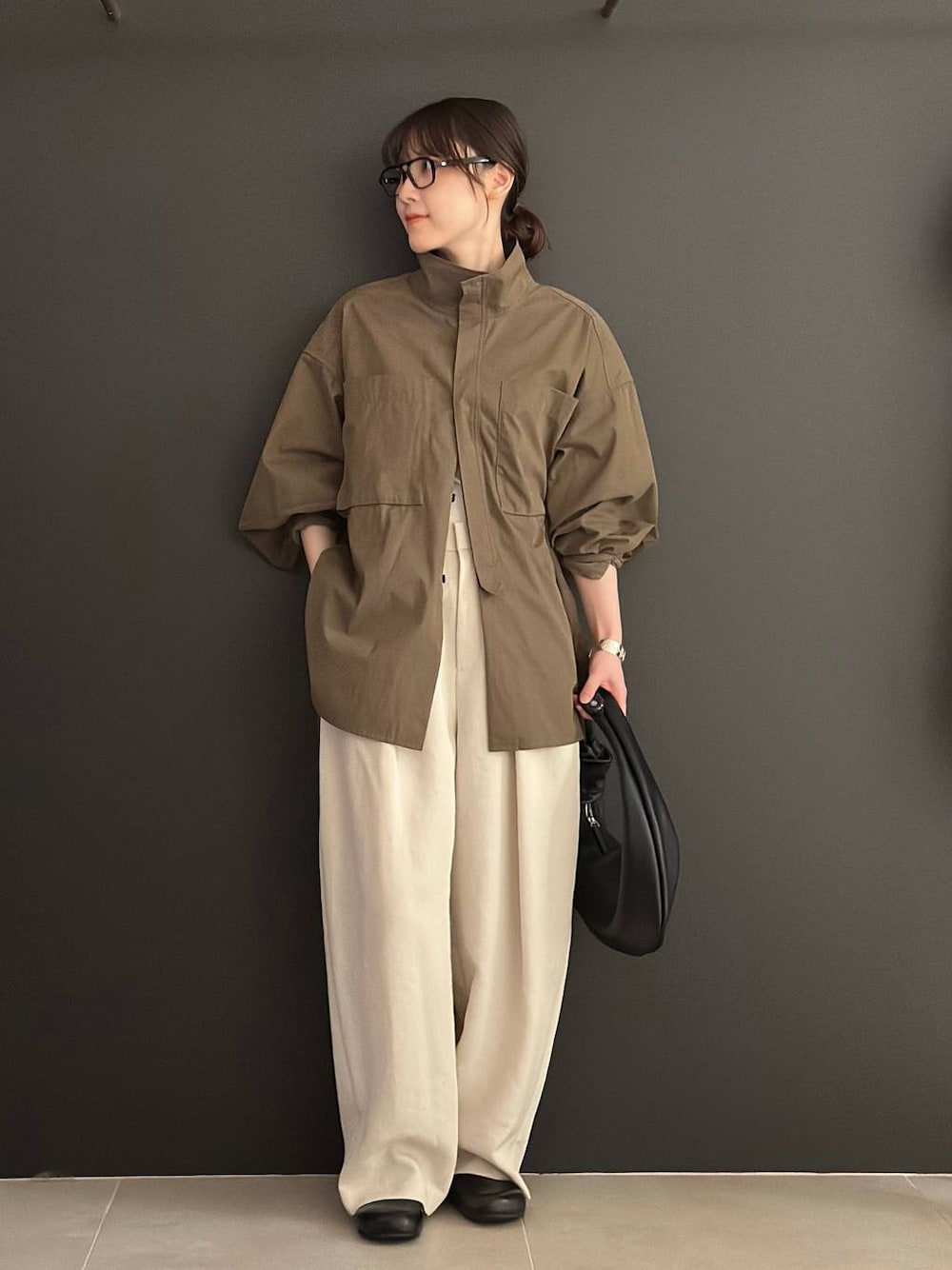 ホワイト系のその他パンツ、グリーン系のシャツ/ブラウスを着用したレディースの夏コーディネートの1枚目の写真