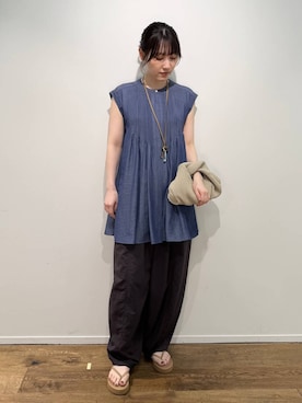 「Curensology（カレンソロジー）のCurensology(カレンソロジー)/リネンミックスシャンブレーブラウス（シャツ/ブラウス、ブルー系）」を使った、miyaさん（レディース・162cm）の夏コーディネート