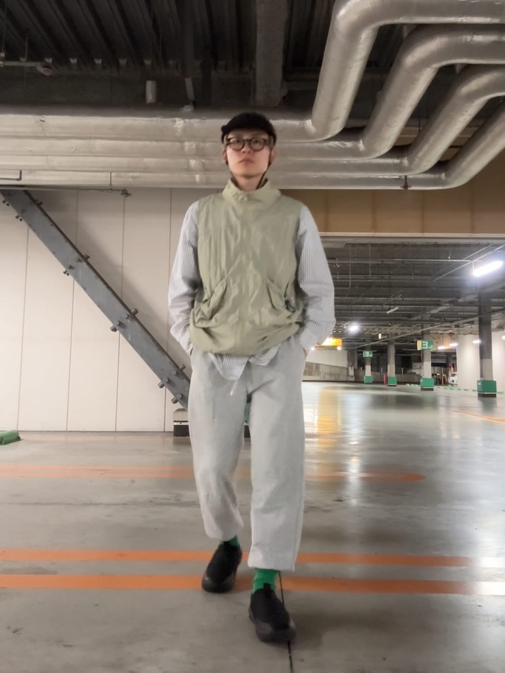 「スウェットパンツ、フリース、ベストコーデ、シャツスタイル、ユニクロコーデ、teva、最近のいい感じコーデ」｜「DAIWA PIER39のDAIWA PIER39 TECH FLEECE 6PANEL CAP ダイワ ピア39（キャップ、ブラック系）」を使った、ユダ さん（メンズ・168cm）の冬コーディネートの1枚目の写真