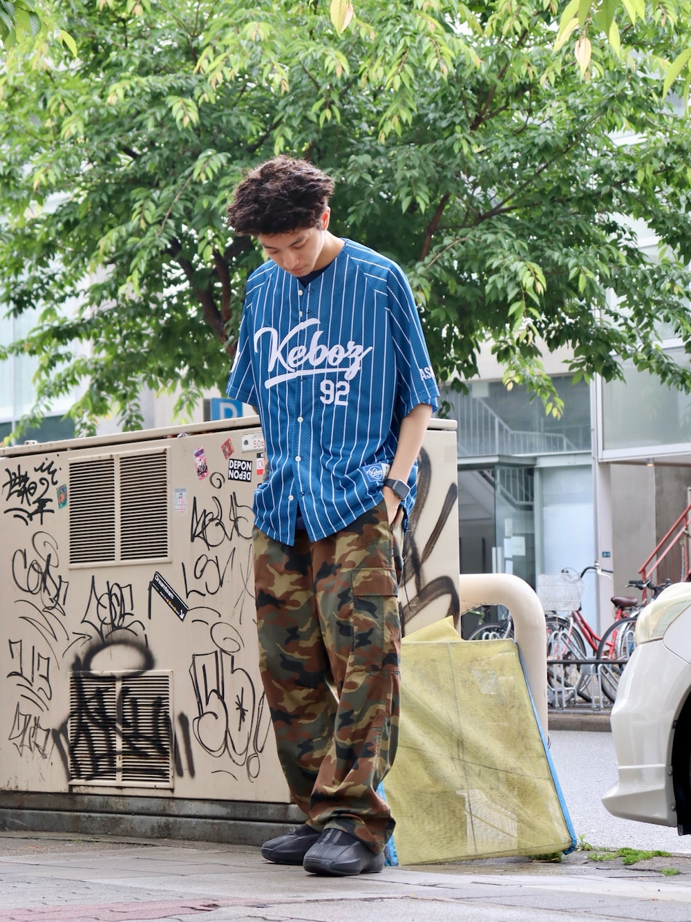 「柄シャツ、ワイドパンツ、シャツスタイル、カーゴパンツ、スニーカー、休日スタイル、メンズファッション、夏コーデ、今日のコーデ、ストライプシャツ、大学生、ミリタリー、高身長コーデ」｜「KEBOZのMESH STRIPE BASEBALL JERSEY（シャツ/ブラウス、ブルー系）」を使った、kouketsutomoyaさん（メンズ・180cm）の夏コーディネートの1枚目の写真