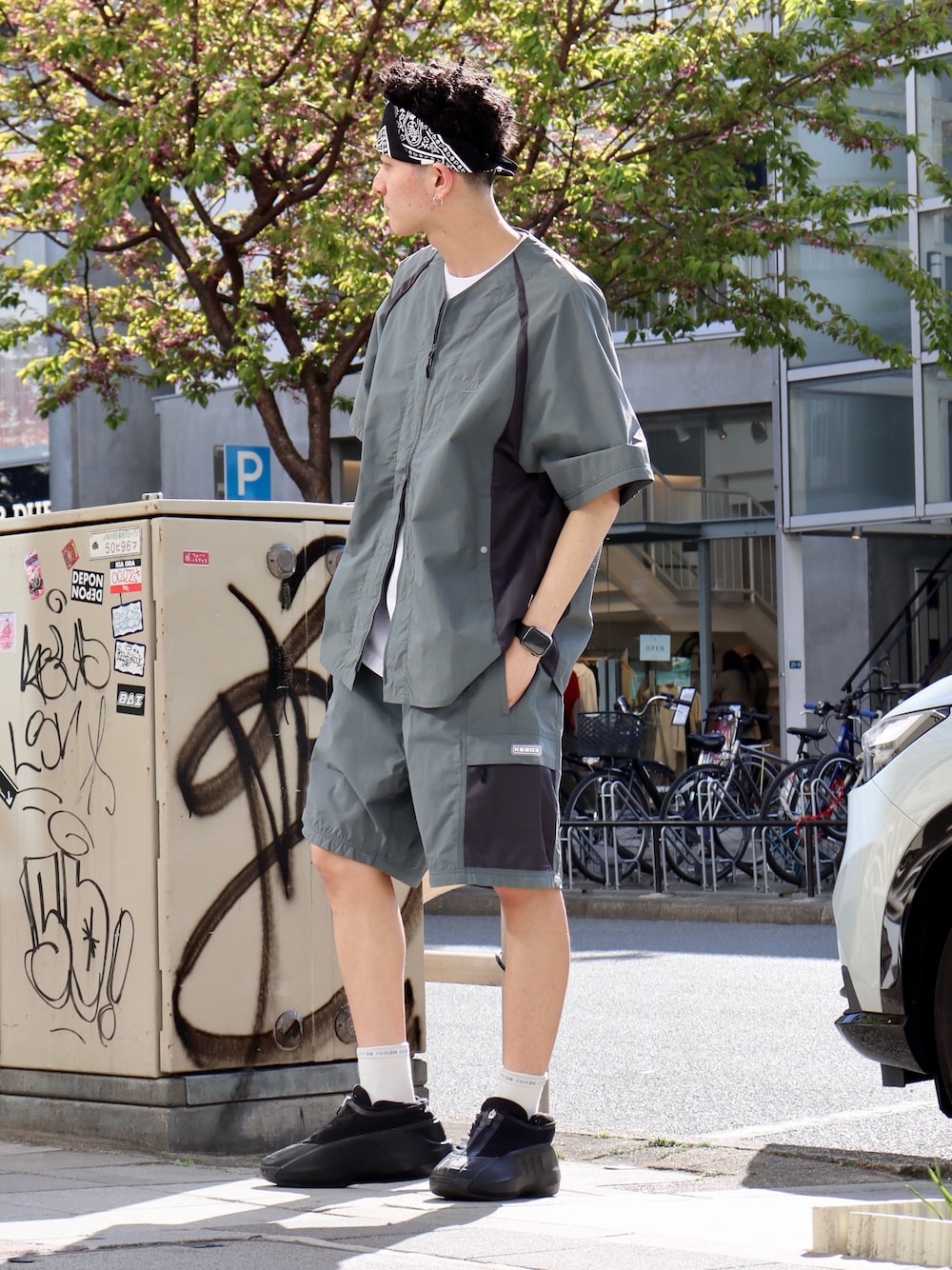 「スカーフ、ハーフパンツ、春色、春めき満開コーデ、お出かけコーデ、シンプルコーデ、春コーデ、春服、初春コーデ、休日スタイル」｜「KEBOZのSUPPLEX CONVERTIBLE SIDE MESH BASEBALL SHIRT（シャツ/ブラウス、グレー系）」を使った、kouketsutomoyaさん（メンズ・180cm）の春コーディネートの1枚目の写真