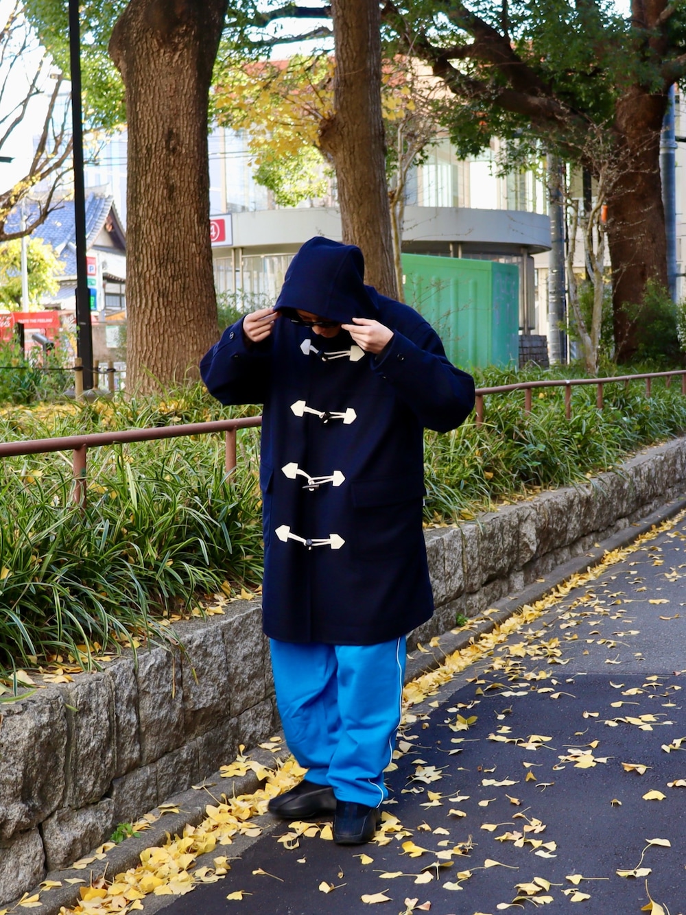 「冬コーデ、ロングコート、クリスマスに着たい服、モノトーンコーデ、冬」｜「KEBOZのDUFFLE COAT（ダッフルコート、ブルー系）」を使った、kouketsutomoyaさん（メンズ・180cm）の冬コーディネートの1枚目の写真