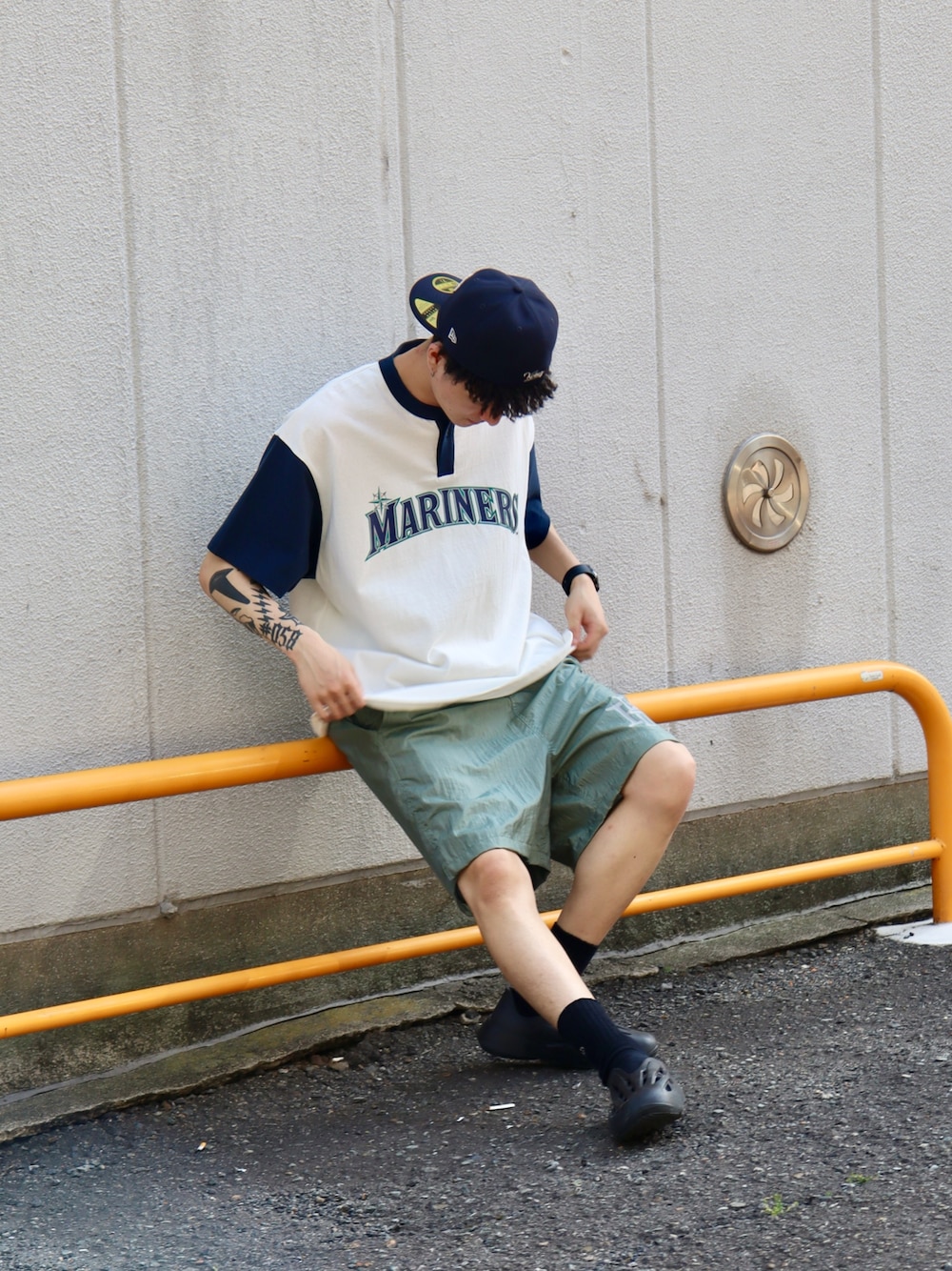 「夏コーデ、白Tシャツ、休日スタイル、メンズコーデ、初夏コーデ、お出かけコーデ、ストリート、大人ファッション、ストリートコーデ、リラックススタイル、アウトドアスタイル」｜「KEBOZのKEBOZ × MLB SEATTLE MARINERS ROUND HEM HENLEY NECK S/S TEE（Tシャツ/カットソー、ホワイト系）」を使った、kouketsutomoyaさん（メンズ・180cm）の夏コーディネートの1枚目の写真