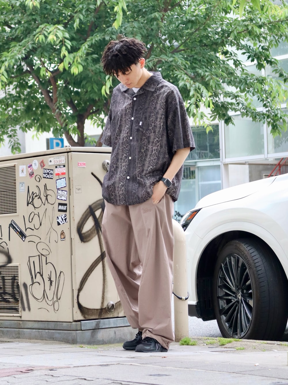 「柄シャツ、お出かけコーデ、春夏コーデ、ゆるコーデ、ベージュ」｜「KEBOZのCURVE PANTS（その他パンツ、グレー系）」を使った、kouketsutomoyaさん（メンズ・180cm）の夏コーディネートの1枚目の写真