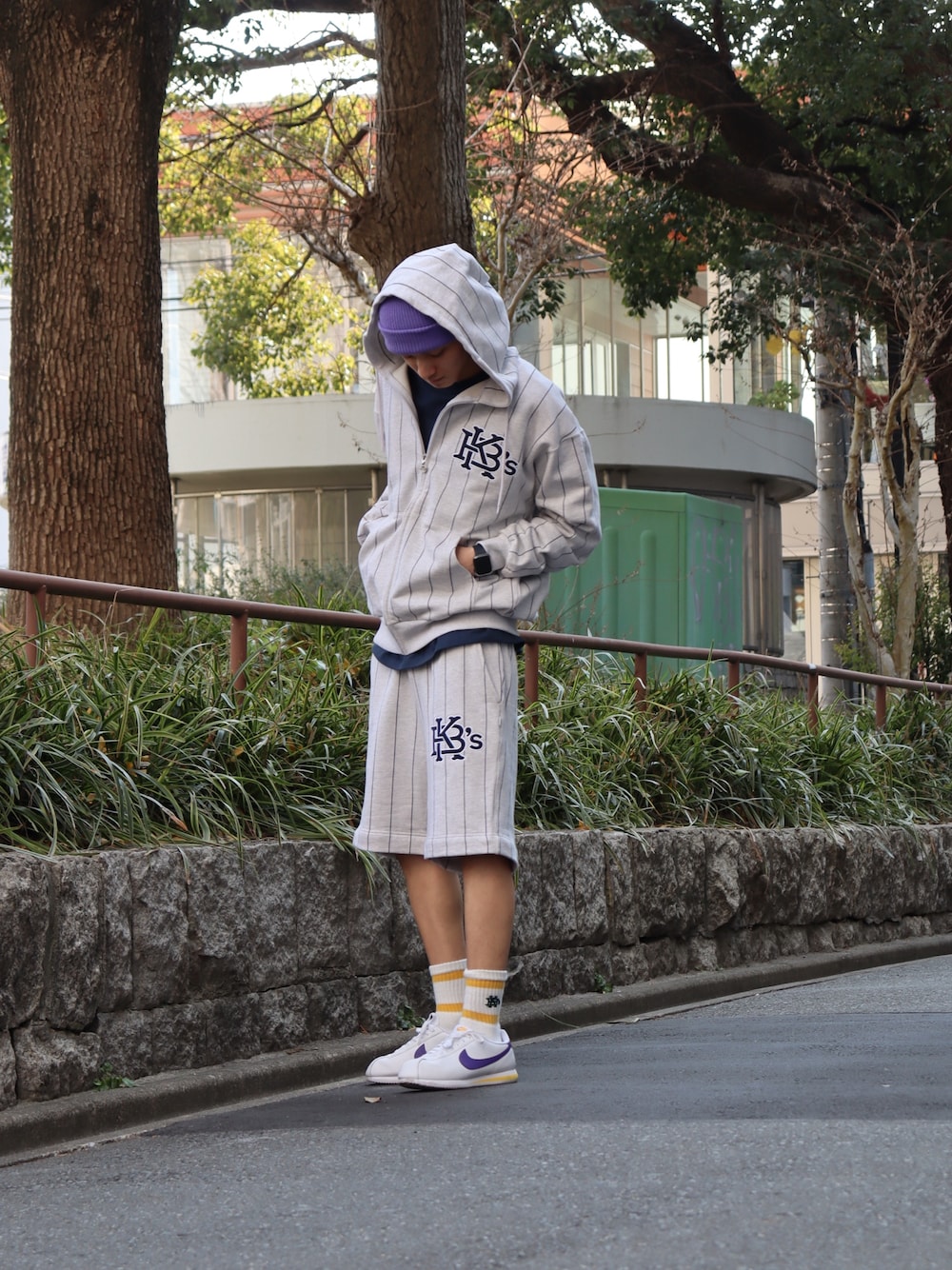 「チェックパンツ、カジュアルコーデ、スウェットパンツ、ストリートコーデ、スウェット」｜「KEBOZのEFG COTTON BEANIE（ニットキャップ/ビーニー、パープル系）」を使った、kouketsutomoyaさん（メンズ・180cm）の冬コーディネートの1枚目の写真