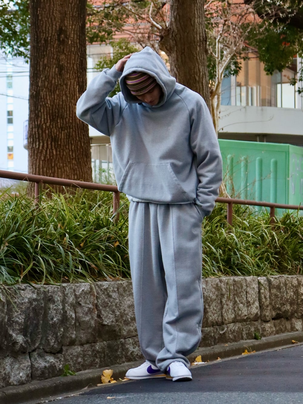 「ワントーンコーデ、ストリート、シンプルコーデ、オーバーサイズ」｜「KEBOZのBORDER BEANIE（ニットキャップ/ビーニー、グリーン系）」を使った、kouketsutomoyaさん（メンズ・180cm）の冬コーディネートの1枚目の写真