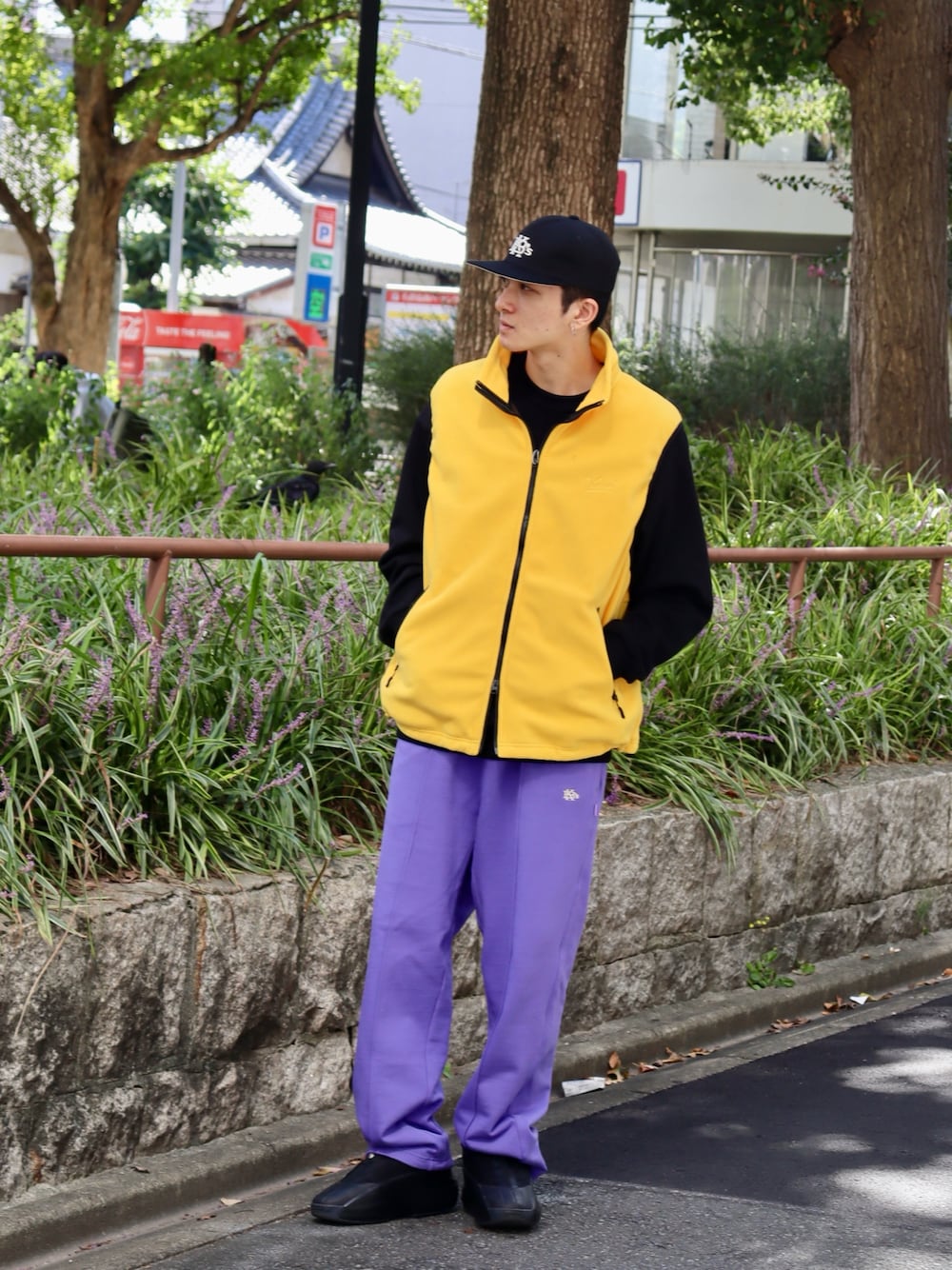 「ベスト、秋コーデ、秋服、ゆったり」｜「KEBOZのFLEECE VEST（ベスト、イエロー系）」を使った、kouketsutomoyaさん（メンズ・180cm）の秋コーディネートの1枚目の写真
