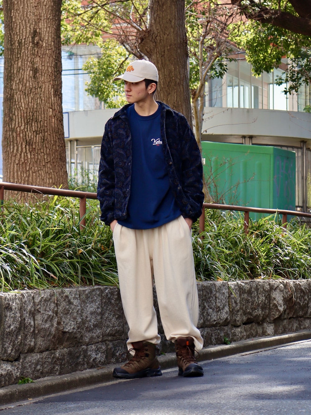 「休日スタイル、カジュアルスタイル、春、お出かけコーデ、デニム、春服、ロンT、アウター、ベージュ」｜「KEBOZのEFG 6 PANNEL CAP（キャップ、ベージュ系）」を使った、kouketsutomoyaさん（メンズ・180cm）の冬コーディネートの1枚目の写真