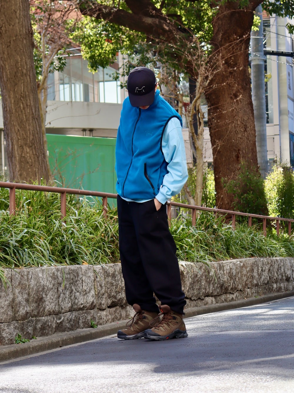 「休日スタイル、カジュアルスタイル、春、お出かけコーデ、ロンT、アウター、春服」｜「KEBOZのMKT CURVED VISOR SNAPBACK CAP（キャップ、ブラック系）」を使った、kouketsutomoyaさん（メンズ・180cm）の冬コーディネートの1枚目の写真