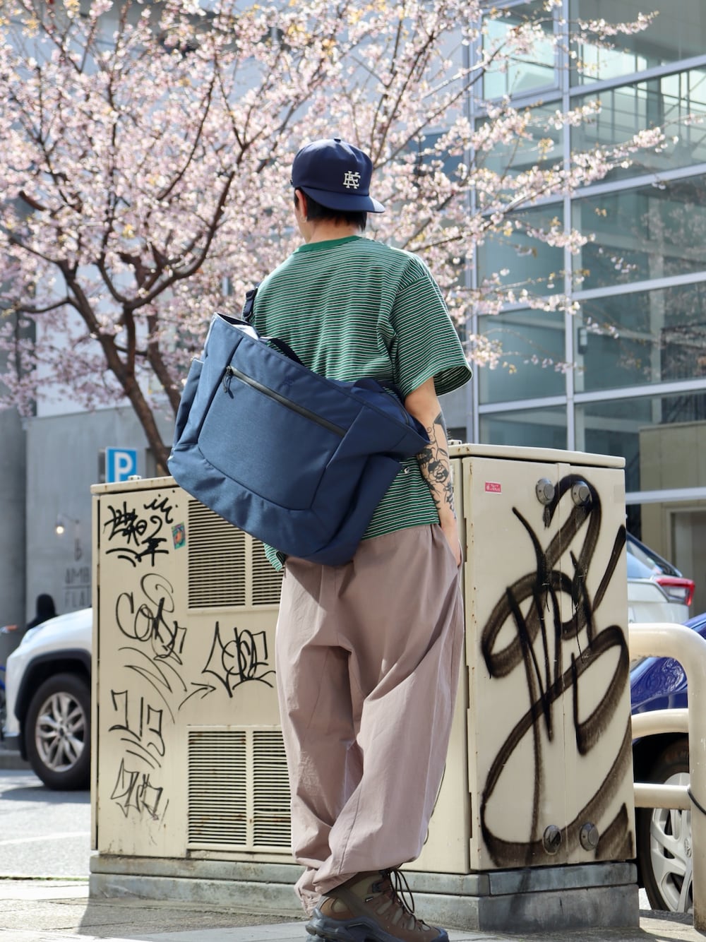「春コーデ、大人コーデ、春服コーデ、メンズコーデ、シンプルスタイル、春夏コーデ、リラックススタイル、お出かけコーデ、おでかけコーデ、ショルダーバッグ、夏コーデ」｜「KEBOZのMULTI BORDER S/S TEE（Tシャツ/カットソー、グリーン系）」を使った、kouketsutomoyaさん（メンズ・180cm）の春コーディネートの1枚目の写真