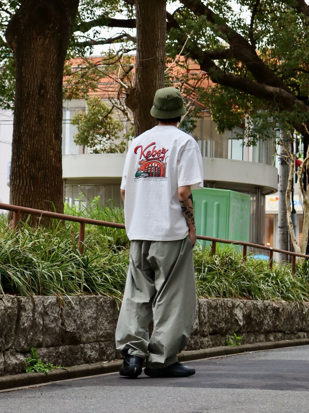 「春色、春めき満開コーデ、休日スタイル、春服コーデ、シンプルコーデ、メンズコーデ、ストリートファッション、きれいめカジュアル、キャップ、おでかけコーデ、厚底シューズ、ストリート」｜「KEBOZのFKB JUNGLE HAT（ハット、グリーン系）」を使った、kouketsutomoyaさん（メンズ・180cm）の春コーディネートの1枚目の写真