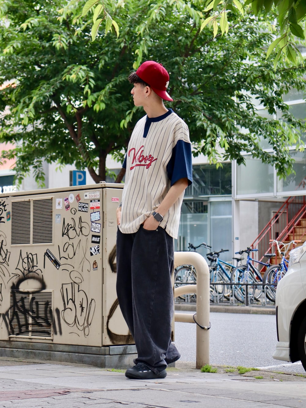 「柄シャツ、夏コーデ、休日スタイル、メンズコーデ、初夏コーデ、お出かけコーデ、ストリート、大人ファッション、ワイドデニム、ストリートコーデ、アウトドアスタイル」｜「KEBOZのBAGGY FIT DENIM PANTS（デニムパンツ、ブラック系）」を使った、kouketsutomoyaさん（メンズ・180cm）の夏コーディネートの1枚目の写真