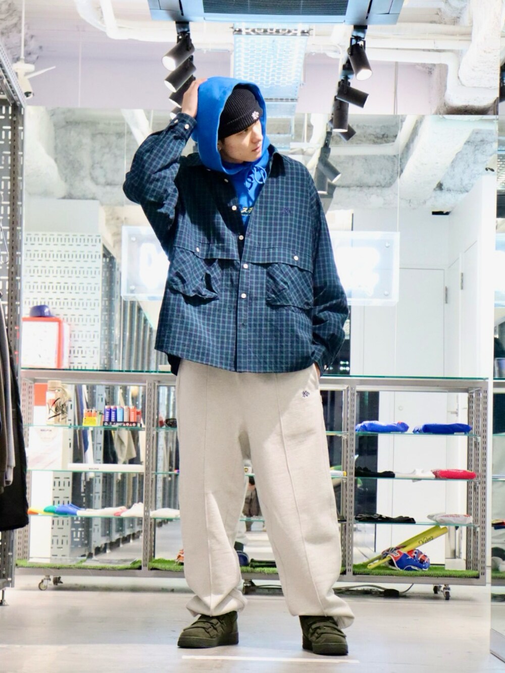 ブルー系のパーカー、ブラック系のシャツ/ブラウス、グレー系のスウェットパンツを着用したメンズの冬コーディネートの1枚目の写真