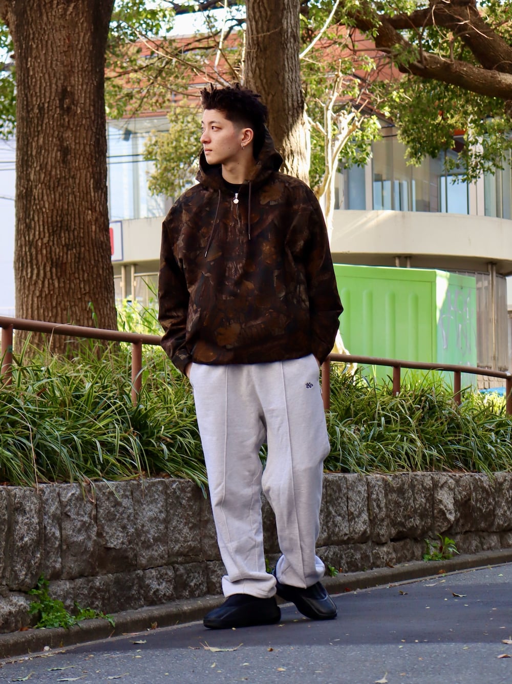 「春色、春めき満開コーデ、オトナカジュアル、メンズコーデ、大人コーデ、春アウター、お花見コーデ、メンズファッション、ストリートコーデ」｜「KEBOZのCOTTON RIPSTOP HALF ZIP HOODED SHIRT（シャツ/ブラウス、その他）」を使った、kouketsutomoyaさん（メンズ・180cm）の春コーディネートの1枚目の写真