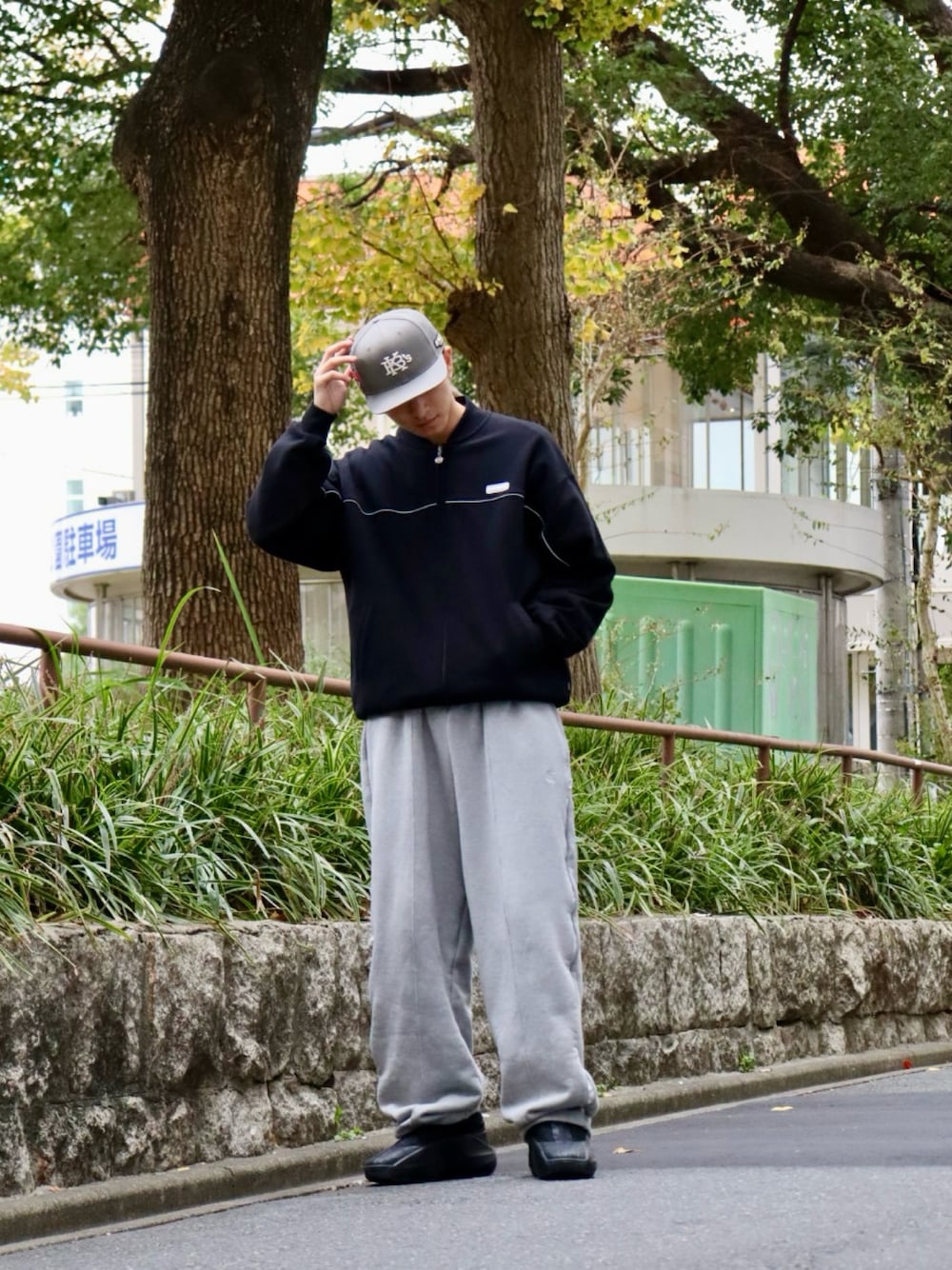 「モノトーン、キャップ、冬、秋冬コーデ、休日スタイル、秋服」｜「KEBOZのKAC WAPPEN SWEAT VARSITY JACKET（スタジャン、ブラック系）」を使った、kouketsutomoyaさん（メンズ・180cm）の冬コーディネートの1枚目の写真