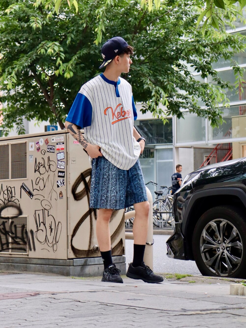 「柄シャツ、夏コーデ、休日スタイル、メンズコーデ、初夏コーデ、お出かけコーデ、ストリート、大人ファッション、ストリートコーデ、アウトドアスタイル」｜「KEBOZのSTRIPE HENLEY NECK S/S TEE（Tシャツ/カットソー、ホワイト系）」を使った、kouketsutomoyaさん（メンズ・180cm）の夏コーディネートの1枚目の写真