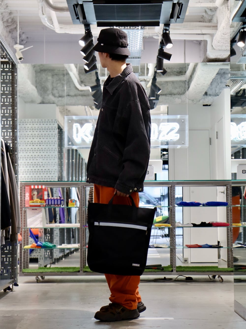 「今日のコーデ、春アウター、キャップ、キレイめカジュアル、カジュアルコーデ、ワイドデニム、ストリートコーデ、春服、メンズコーデ」｜「KEBOZのDENIM JACKET（デニムジャケット、ブラック系）」を使った、kouketsutomoyaさん（メンズ・180cm）の春コーディネートの1枚目の写真