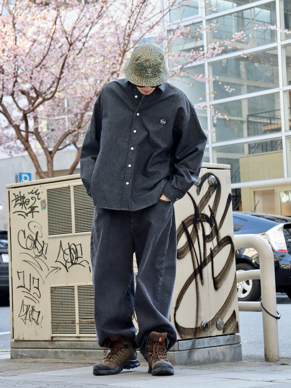 「ジャケット、春コーデ、大人コーデ、オトナカジュアル、春服コーデ、メンズコーデ、シンプルスタイル、シャツスタイル、ワイドデニム、デニム、お出かけコーデ、おでかけコーデ、サングラス、シャツコーデ、セットアップスタイル」｜「KEBOZのDENIM SHIRT（シャツ/ブラウス、ブラック系）」を使った、kouketsutomoyaさん（メンズ・180cm）の春コーディネートの1枚目の写真
