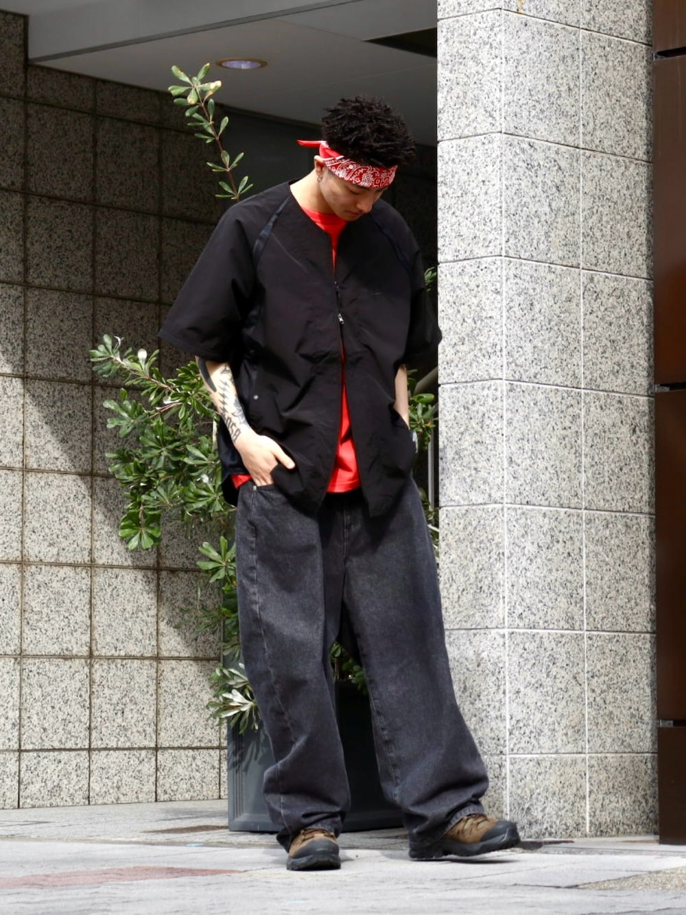 「スカーフ、春色、春めき満開コーデ、お出かけコーデ、大人カジュアル、シンプルコーデ、春コーデ、春服、シャツスタイル、ワイドデニム、ブラックデニム、ブラックコーデ、ブラック、デニム」｜「KEBOZのBB LOGO S/S TEE（Tシャツ/カットソー、レッド系）」を使った、kouketsutomoyaさん（メンズ・180cm）の春コーディネートの1枚目の写真