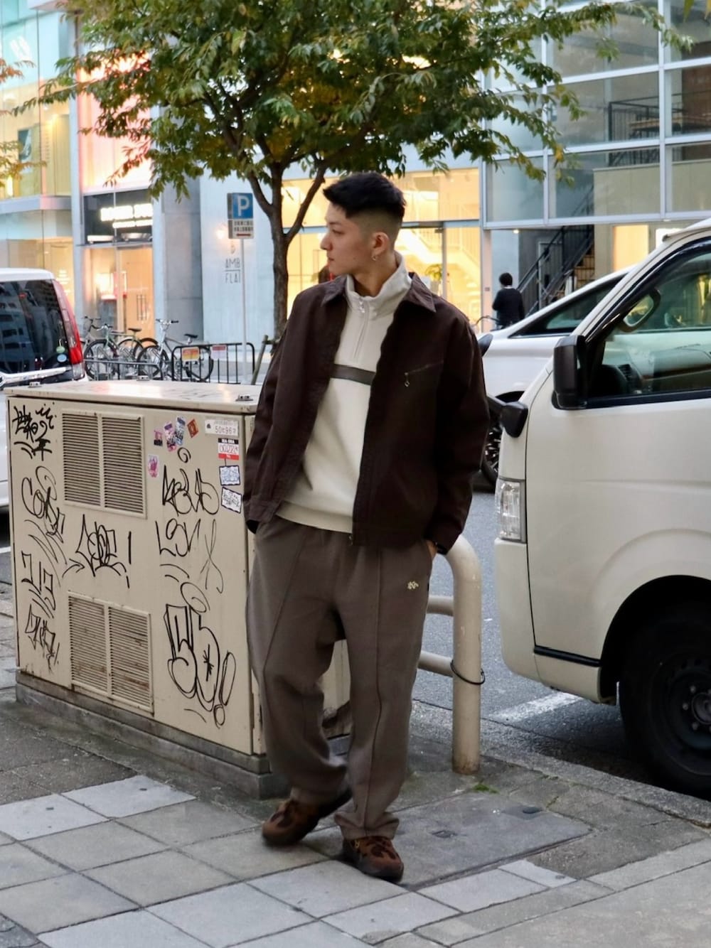 ベージュ系のスウェット、ブラウン系のスウェットパンツを着用したメンズの冬コーディネートの1枚目の写真