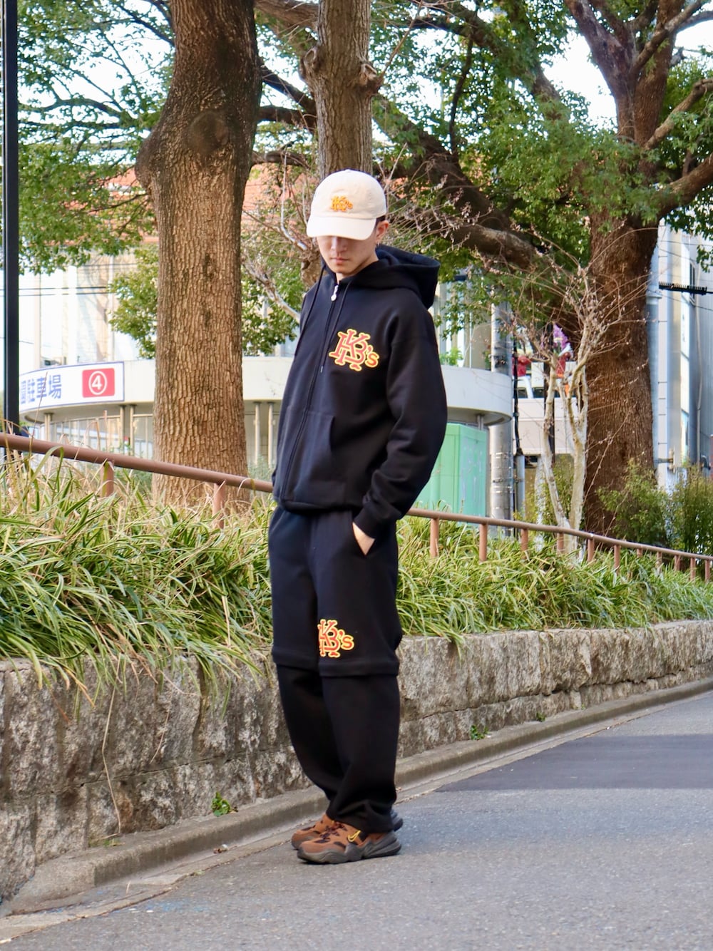 「休日スタイル、キャップ、春服、ストリートコーデ、春、ストリート、ブラック」｜「KEBOZのEFG 6 PANNEL CAP（キャップ、ベージュ系）」を使った、kouketsutomoyaさん（メンズ・180cm）の冬コーディネートの1枚目の写真