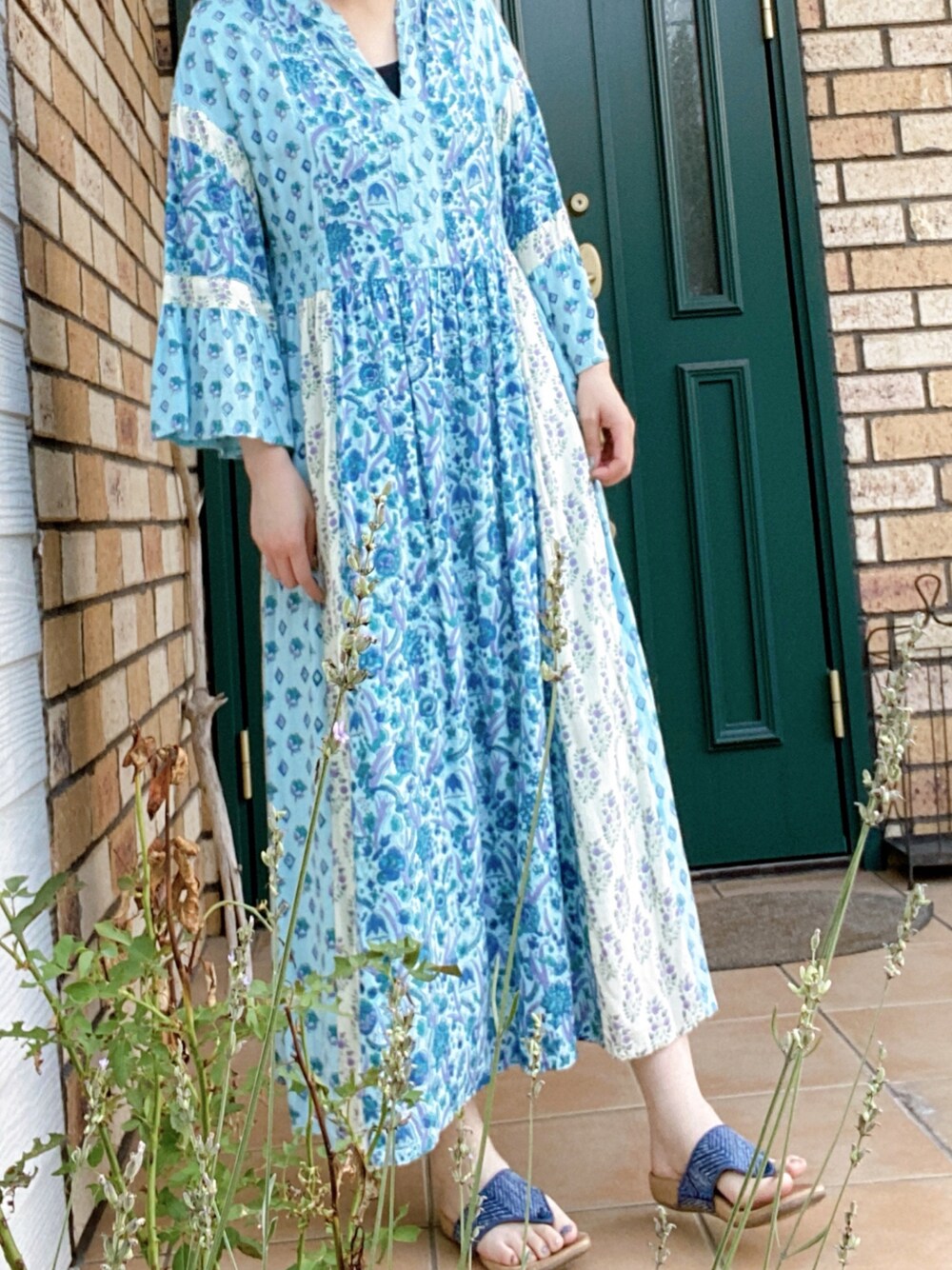 「Minnetonkaのアイテム（サンダル、ブルー系）」を使った、moepさん（レディース・154cm）の夏コーディネートの1枚目の写真