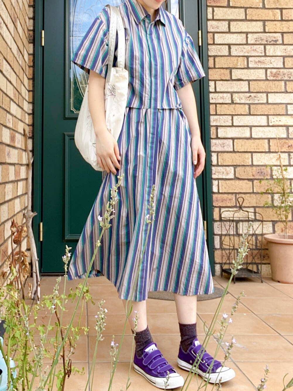 「CONVERSEのアイテム（スニーカー、パープル系）」を使った、moepさん（レディース・154cm）の夏コーディネートの1枚目の写真