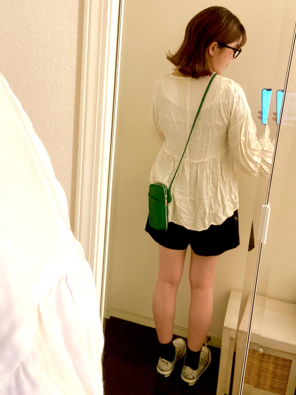 「KOBE LETTUCEのスマホミニウォレットショルダーバッグ（ショルダーバッグ、グリーン系）」を使った、moepさん（レディース・154cm）の春コーディネートの1枚目の写真