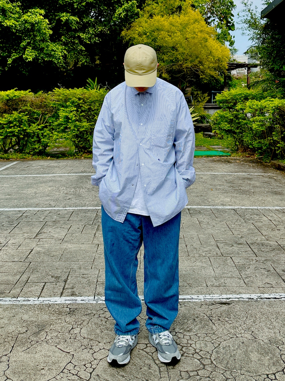 ブルー系のデニムパンツ、ブルー系のシャツ/ブラウス、グレー系のスニーカーを着用したメンズの春コーディネートの1枚目の写真