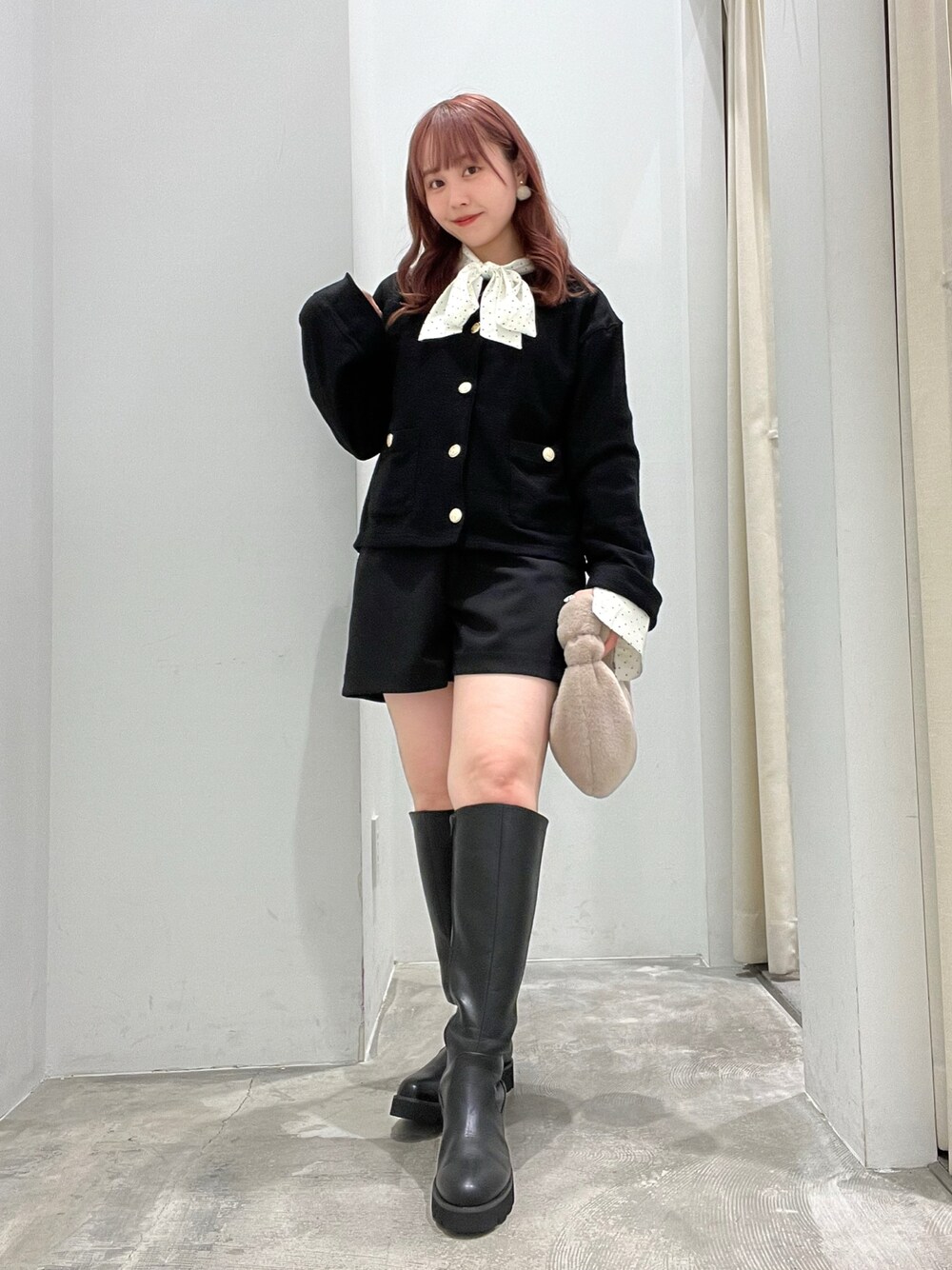 「パンツスタイル、オトナ女子、着回しコーデ、低身長コーデ、秋コーデ、ショートパンツ、キレイめ、カーディガン、低身長、モノトーン、ハーフパンツ」｜「earth music&ecologyの2WAYボウタイブラウス（シャツ/ブラウス、その他）」を使った、manaさん（レディース・150cm）の秋コーディネートの1枚目の写真