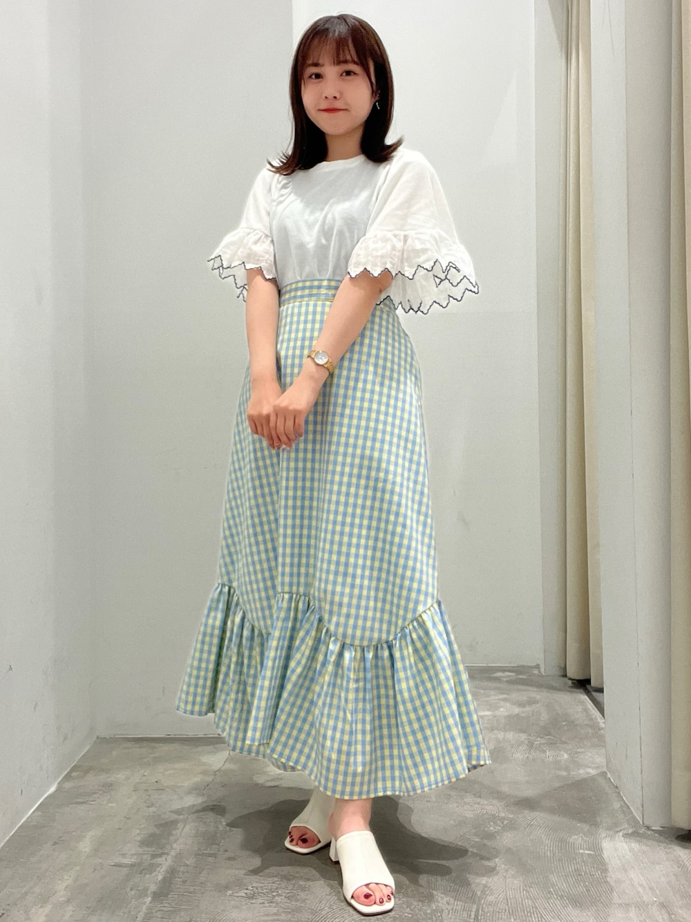 「夏コーデ、オトナカジュアル、カジュアルコーデ、着回しコーデ、Tシャツ、スカート、シンプルコーデ、低身長、低身長コーデ、チェック」｜「earth music&ecologyの配色スカラップスリーブTEE（Tシャツ/カットソー、ホワイト系）」を使った、manaさん（レディース・150cm）の夏コーディネートの1枚目の写真