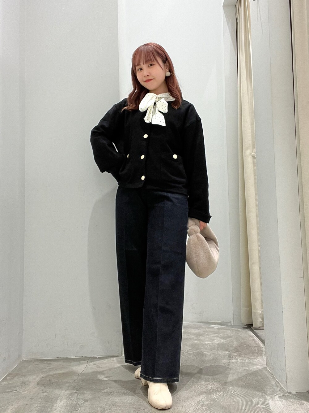 「きれいめカジュアル、大人カジュアル、秋のコーデ、大人コーデ、デニム、カジュアルコーデ、シャツスタイル、低身長、低身長コーデ、おしゃれさんと繋がりたい」｜「earth music&ecologyの2WAYボウタイブラウス（シャツ/ブラウス、その他）」を使った、manaさん（レディース・150cm）の秋コーディネートの1枚目の写真