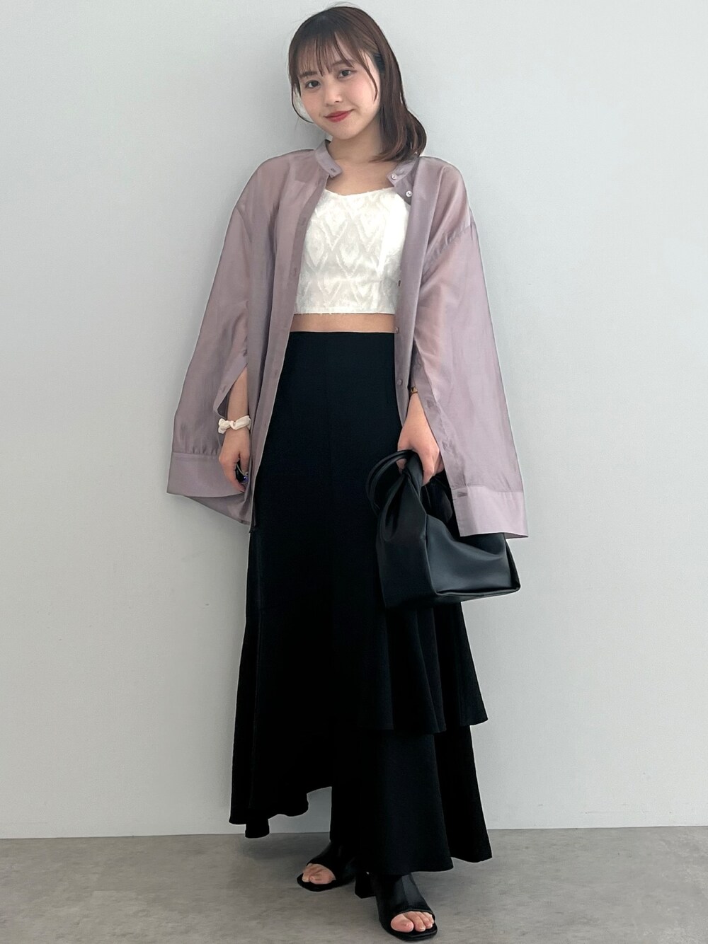 「大人カジュアル、シンプルコーデ、シャツスタイル、おしゃれさんと繋がりたい、低身長女子、プチプラコーデ、きれいめカジュアル、低身長コーデ、着回しコーデ、ブラックコーデ」｜「earth music&ecologyのSET2点カットジャカードカーディガン＋ビスチェ（カーディガン/ボレロ、ホワイト系）」を使った、manaさん（レディース・150cm）の春コーディネートの1枚目の写真