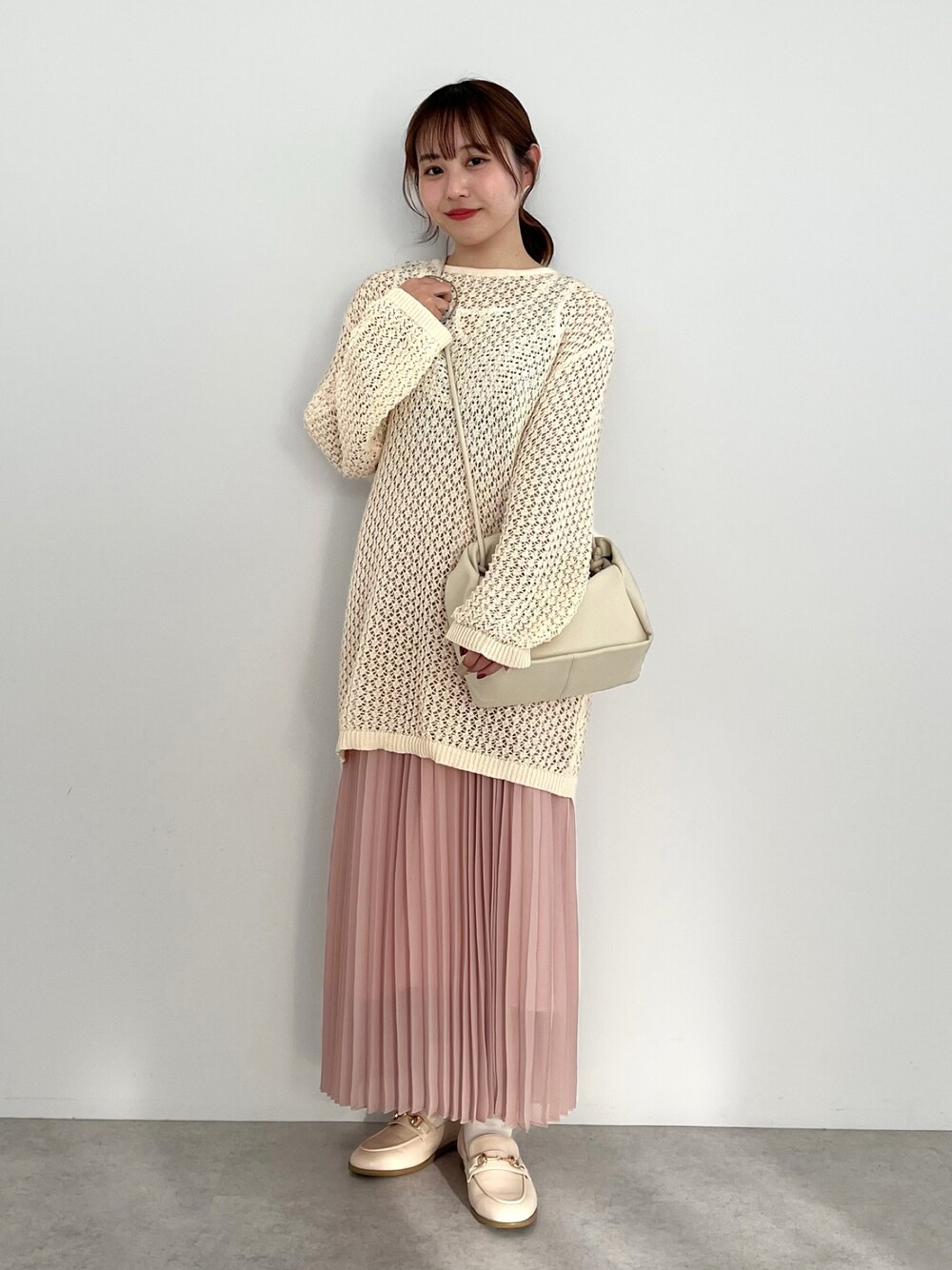 「ピンク、春コーデ、春、ニット、メッシュ、低身長、低身長コーデ、低身長女子、おしゃれさんと繋がりたい、オトナカジュアル」｜「earth music&ecologyのメッシュ編みニットプルオーバー（ニット/セーター、ホワイト系）」を使った、manaさん（レディース・150cm）の春コーディネートの1枚目の写真