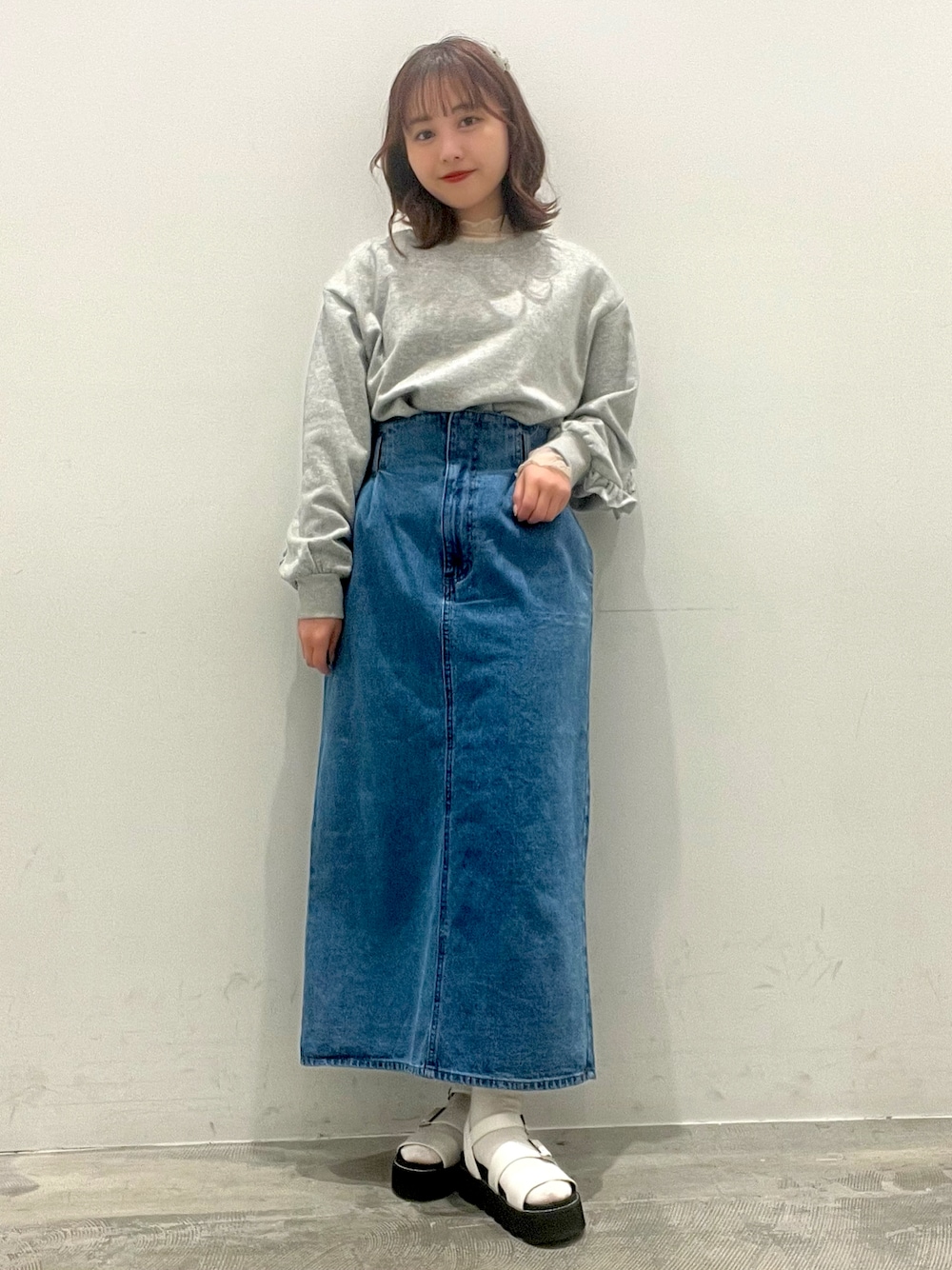 「大人カジュアル、春、お洒落さんとつながりたい、低身長コーデ、きれいめカジュアル、デニム、プチプラ、スウェット、カジュアルコーデ、カジュアル、休日コーデ、低身長」｜「earth music&ecologyのフリルスリーブプルオーバー（Tシャツ/カットソー、グレー系）」を使った、manaさん（レディース・150cm）の冬コーディネートの1枚目の写真