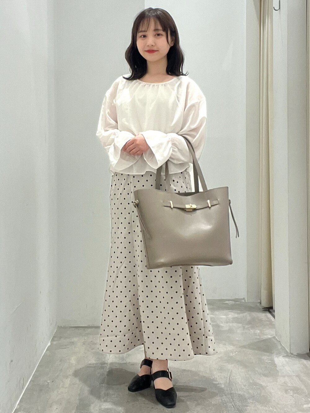 「春夏コーデ、休日スタイル、春コーデ、プチプラコーデ、キレイめ、ブラウス、スカート、低身長、低身長コーデ、おしゃれさんと繋がりたい」｜「earth music&ecologyのシャーリングシアーブラウス（シャツ/ブラウス、ホワイト系）」を使った、manaさん（レディース・150cm）の春コーディネートの1枚目の写真