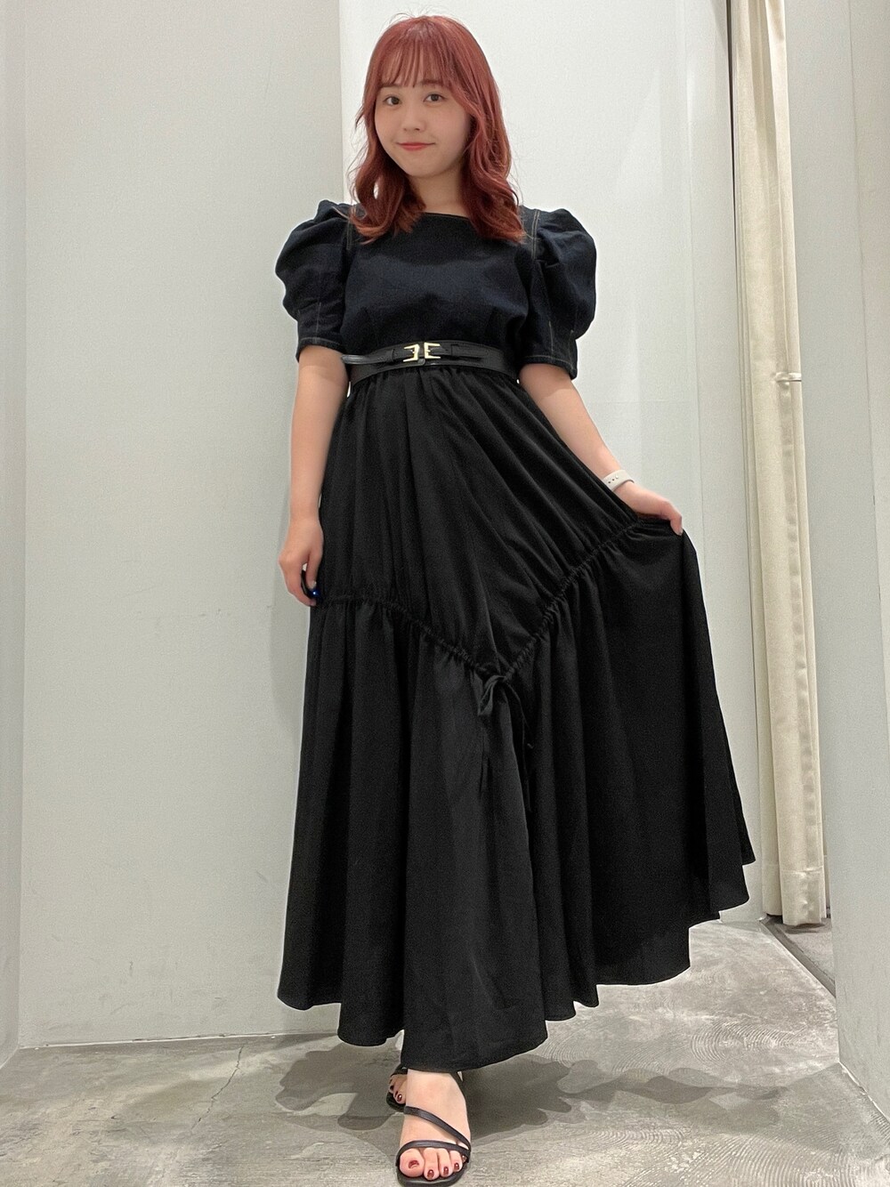 「秋コーデ、秋服、キレイめカジュアル、キレイめ、大人コーデ、低身長女子、低身長コーデ、低身長、サンダル、夏コーデ」｜「earth music&ecologyのパワショルスクエアネックプルオーバー（Tシャツ/カットソー、ブルー系）」を使った、manaさん（レディース・150cm）の夏コーディネートの1枚目の写真