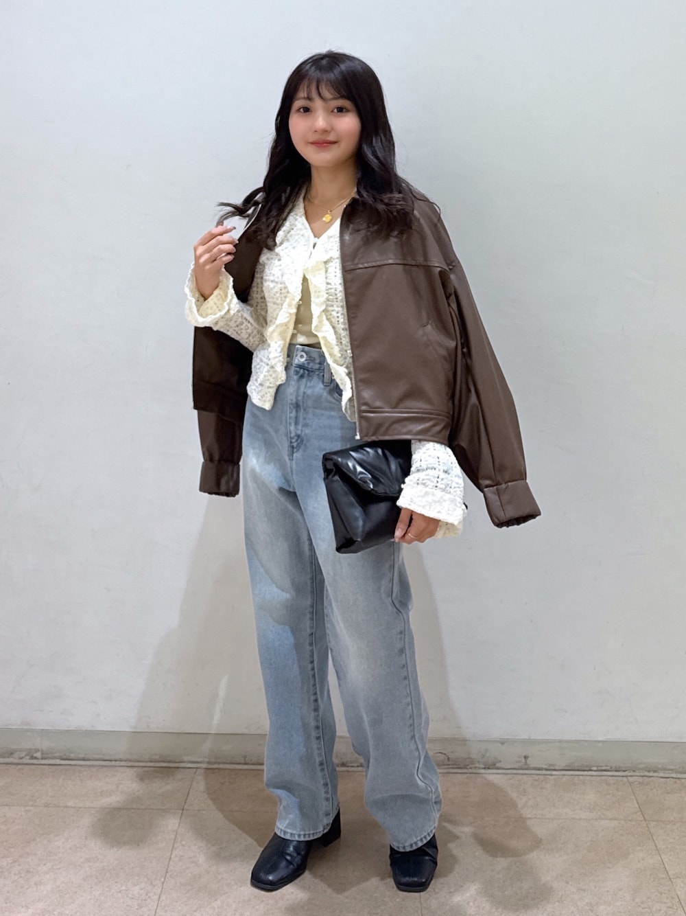 ブラウン系のブルゾン、ホワイト系のシャツ/ブラウス、ホワイト系のキャミソールを着用したレディースの春コーディネートの1枚目の写真