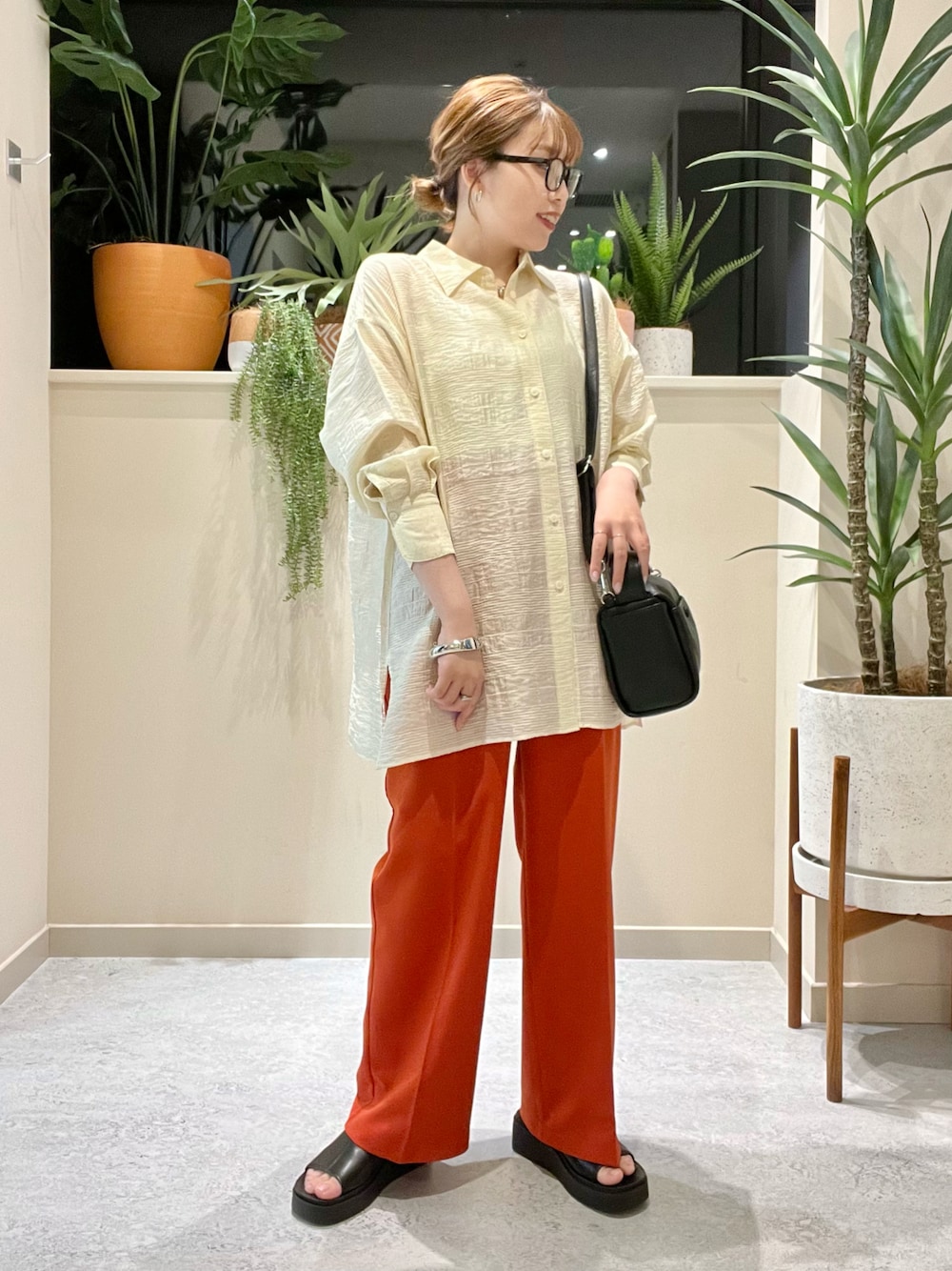「カジュアルコーデ、ラクチンコーデ、大人女子、お洒落さんとつながりたい、大人カジュアル、着回しコーデ、夏コーデ、カラー×コーデ、シャツスタイル、カラーパンツ、サンダル、黒ぶちメガネ、きれいめカジュアル、夏セールで買いました、シアーシャツ」｜「LOWRYS FARMの曇り止め付メガネ　952570（メガネ、その他）」を使った、サヤカさん（レディース・155cm）の春コーディネートの1枚目の写真