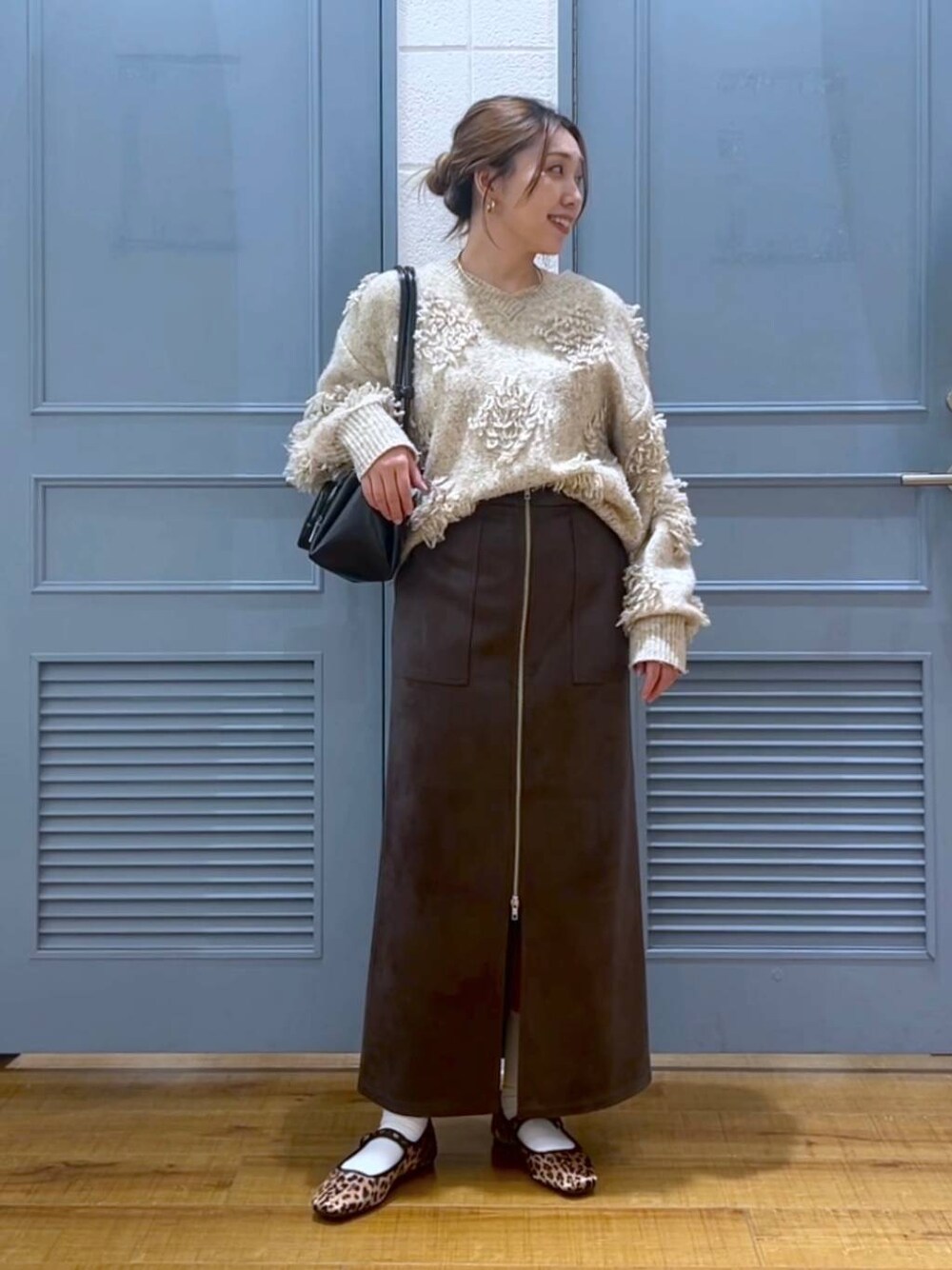 「カジュアル、着痩せ・細見え、女子ウケ、デート/ロマンティック、ローリーズスタイル_LOWRYS FARM、大人女子カジュアル_LOWRYS FARM、体型カバー、差し色コーデ、LOWRYS FARM、モノトーン」｜「LOWRYS FARMのステンレスフープチョーカー 127295（チョーカー、ゴールド系）」を使った、サヤカさん（レディース・155cm）の冬コーディネートの1枚目の写真