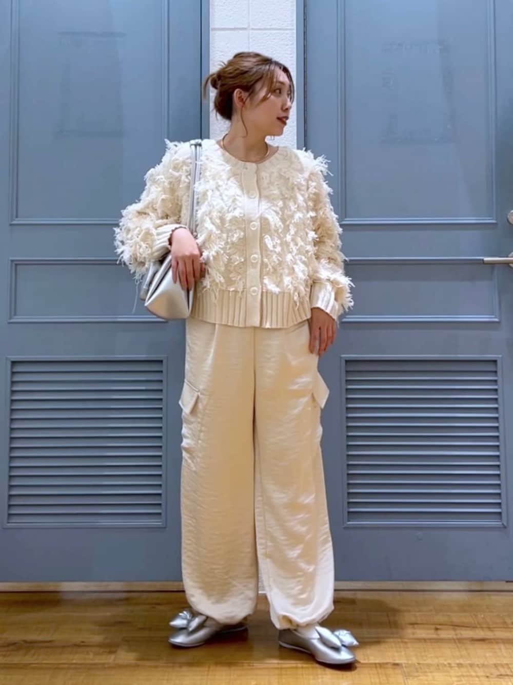 「カジュアル、着痩せ・細見え、女子ウケ、デート/ロマンティック、ローリーズスタイル_LOWRYS FARM、大人女子カジュアル_LOWRYS FARM、体型カバー、差し色コーデ、LOWRYS FARM、モノトーン」｜「LOWRYS FARMのステンレスフープチョーカー 127295（チョーカー、ゴールド系）」を使った、サヤカさん（レディース・155cm）の冬コーディネートの1枚目の写真