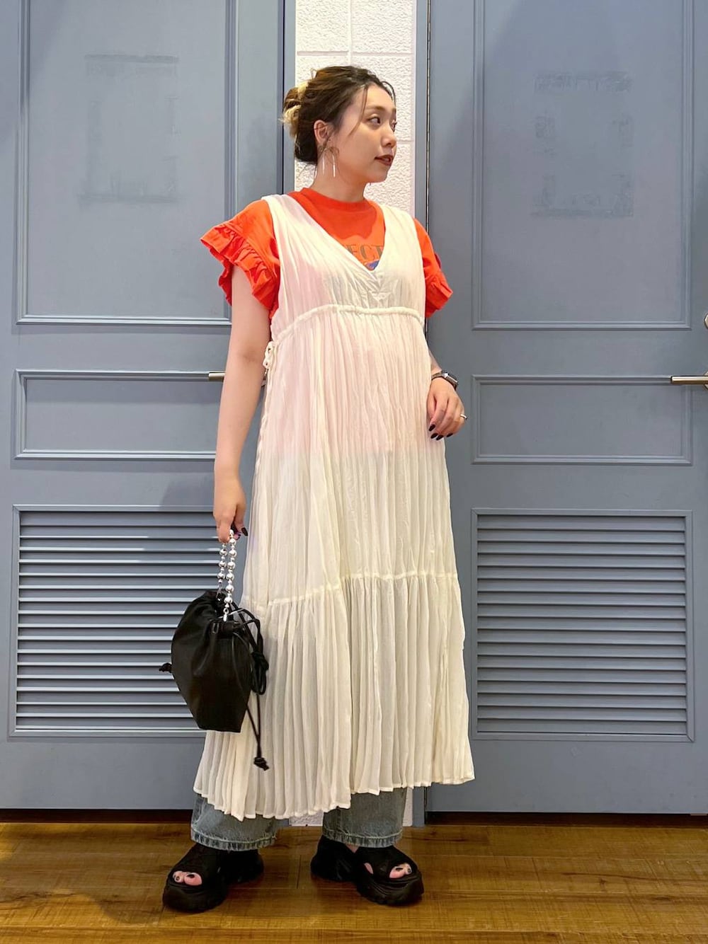 「カジュアル、着痩せ・細見え、女子ウケ、デート/ロマンティック、ローリーズスタイル_LOWRYS FARM、大人女子カジュアル_LOWRYS FARM、体型カバー、差し色コーデ、LOWRYS FARM、モノトーン、Tシャツ、サンダル、パンツ、デニムパンツ、ワンピース」｜「LOWRYS FARMのレースアップスポサン　104934（サンダル、ブラック系）」を使った、サヤカさん（レディース・155cm）の春コーディネートの1枚目の写真