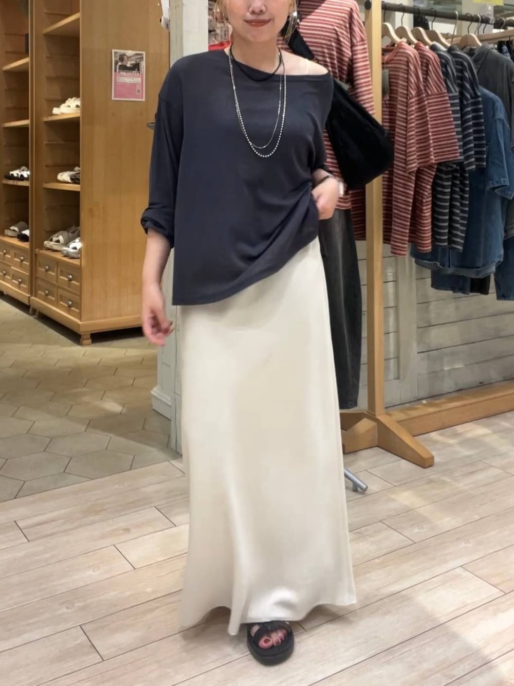 ブラック系のサンダル、ホワイト系のスカート、グレー系のTシャツ/カットソーを着用したレディースの夏コーディネートの1枚目の写真