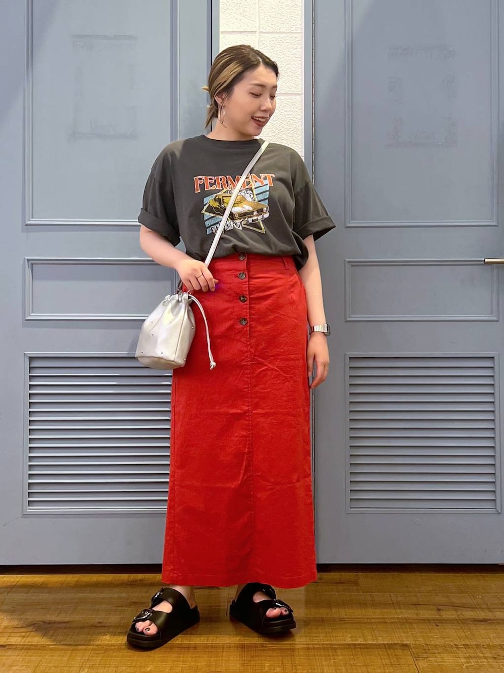 「カジュアル、着痩せ・細見え、女子ウケ、デート/ロマンティック、ローリーズスタイル_LOWRYS FARM、大人女子カジュアル_LOWRYS FARM、体型カバー、差し色コーデ、LOWRYS FARM、モノトーン、Tシャツ、サンダル、スカート、バッグ」｜「LOWRYS FARMのスタッズキンチャクショルダー 109910（ショルダーバッグ、シルバー系）」を使った、サヤカさん（レディース・155cm）の夏コーディネートの1枚目の写真