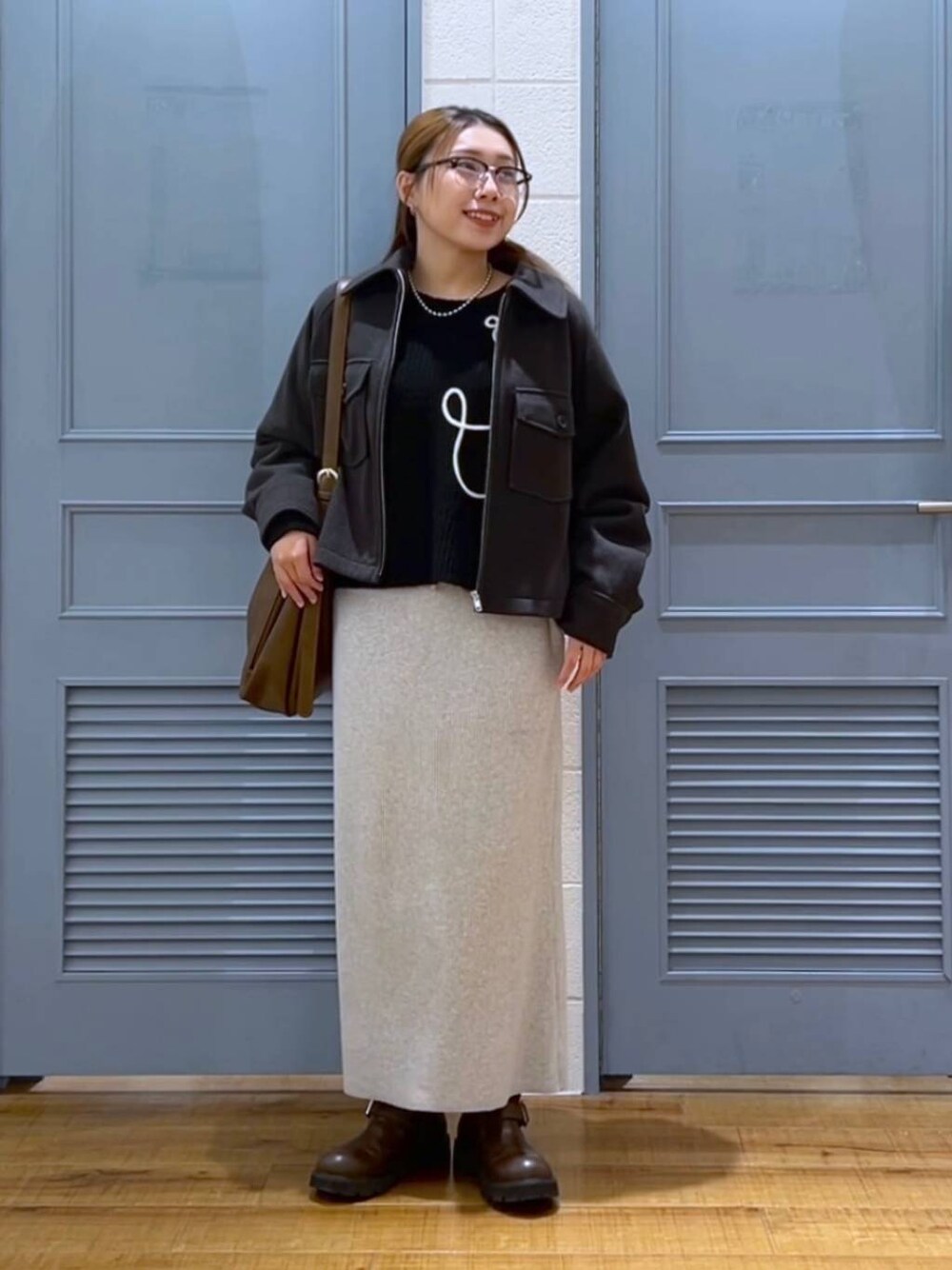 「カジュアル、着痩せ・細見え、女子ウケ、デート/ロマンティック、ローリーズスタイル_LOWRYS FARM、大人女子カジュアル_LOWRYS FARM、体型カバー、差し色コーデ、LOWRYS FARM、モノトーン」｜「LOWRYS FARMのカットリブタイトスカート　103920（スカート、グレー系）」を使った、サヤカさん（レディース・155cm）の冬コーディネートの1枚目の写真