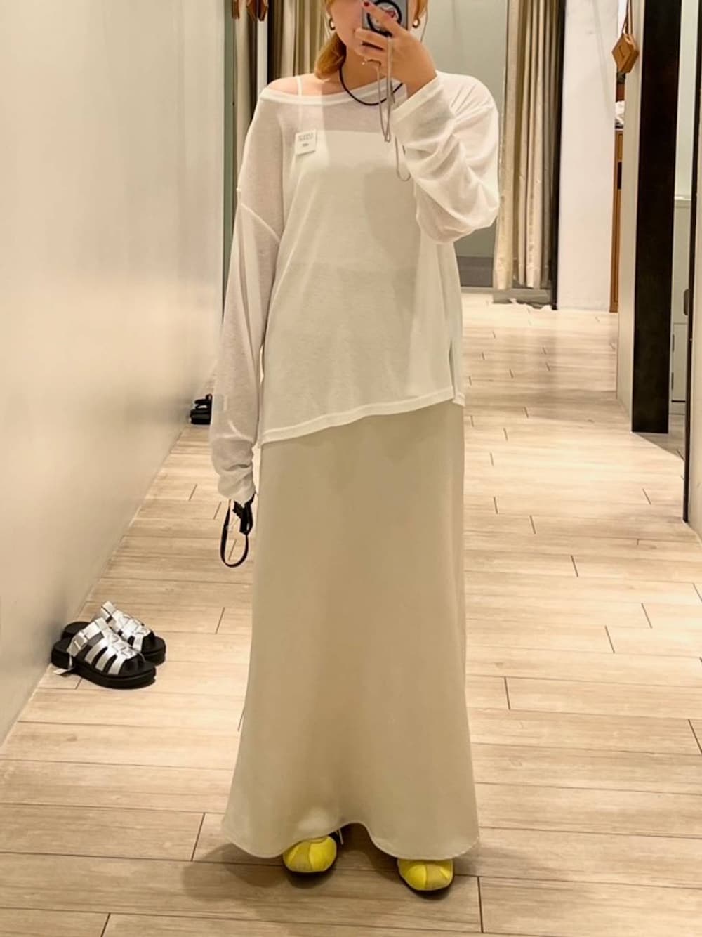 ホワイト系のスカート、ホワイト系のTシャツ/カットソーを着用したレディースの夏コーディネートの1枚目の写真