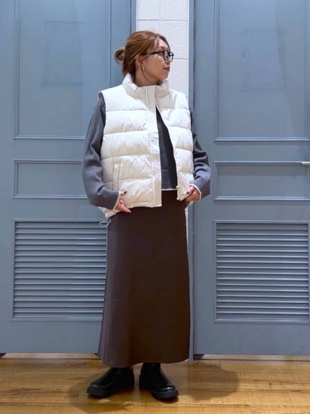 「カジュアル、着痩せ・細見え、女子ウケ、デート/ロマンティック、ローリーズスタイル_LOWRYS FARM、大人女子カジュアル_LOWRYS FARM、体型カバー、差し色コーデ、LOWRYS FARM、モノトーン、ベスト、スカート、ニット」｜「LOWRYS FARMのサテンフレアスカート　133493（スカート、グレー系）」を使った、サヤカさん（レディース・155cm）の秋コーディネートの1枚目の写真