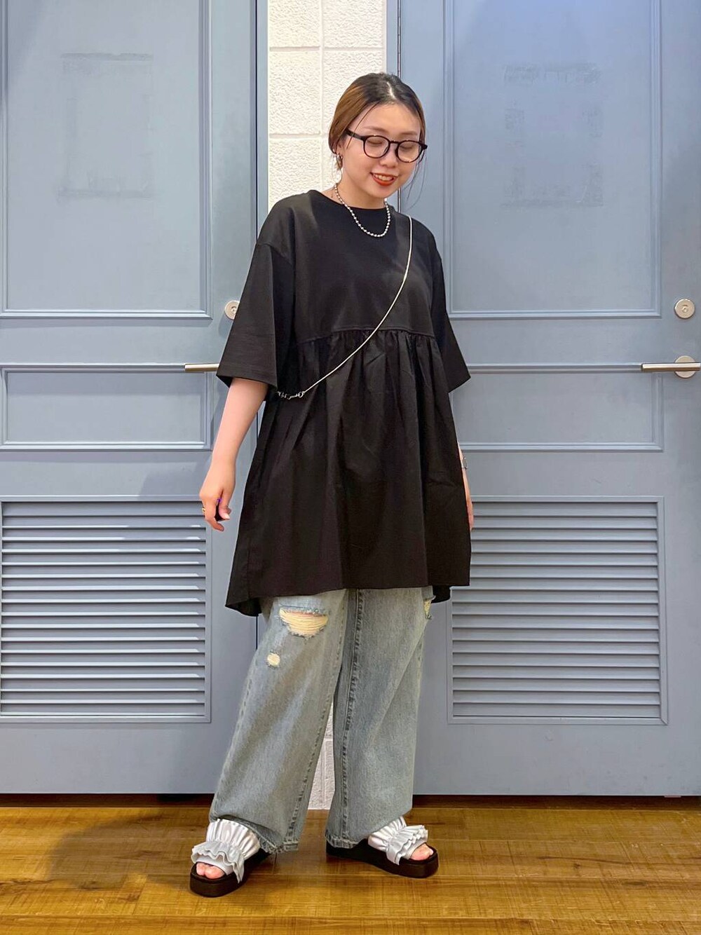 「デニムパンツ、サンダル、カジュアル、着痩せ・細見え、女子ウケ、デート/ロマンティック、ローリーズスタイル_LOWRYS FARM、大人女子カジュアル_LOWRYS FARM、体型カバー、差し色コーデ、LOWRYS FARM、モノトーン、Tシャツ」｜「LOWRYS FARMのカンドウフィットフリル　105198（サンダル、シルバー系）」を使った、サヤカさん（レディース・155cm）の春コーディネートの1枚目の写真