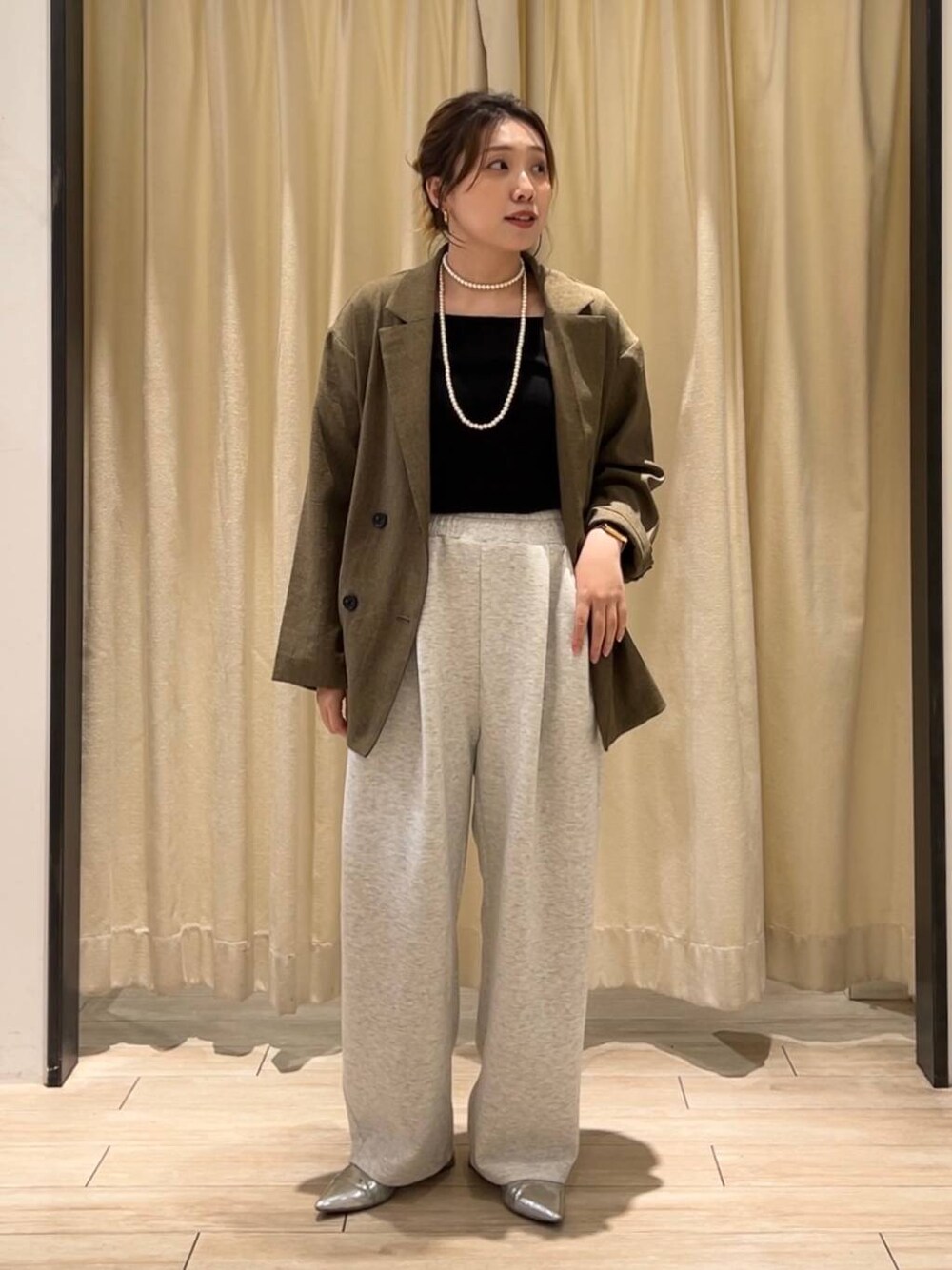 「ジャケット、スウェットパンツ、カジュアル、着痩せ・細見え、女子ウケ、デート/ロマンティック、ローリーズスタイル_LOWRYS FARM、大人女子カジュアル_LOWRYS FARM、体型カバー、差し色コーデ、LOWRYS FARM、モノトーン」｜「LOWRYS FARMのホップサックダブルジャケット 243336（テーラードジャケット、ブラウン系）」を使った、サヤカさん（レディース・155cm）の春コーディネートの1枚目の写真